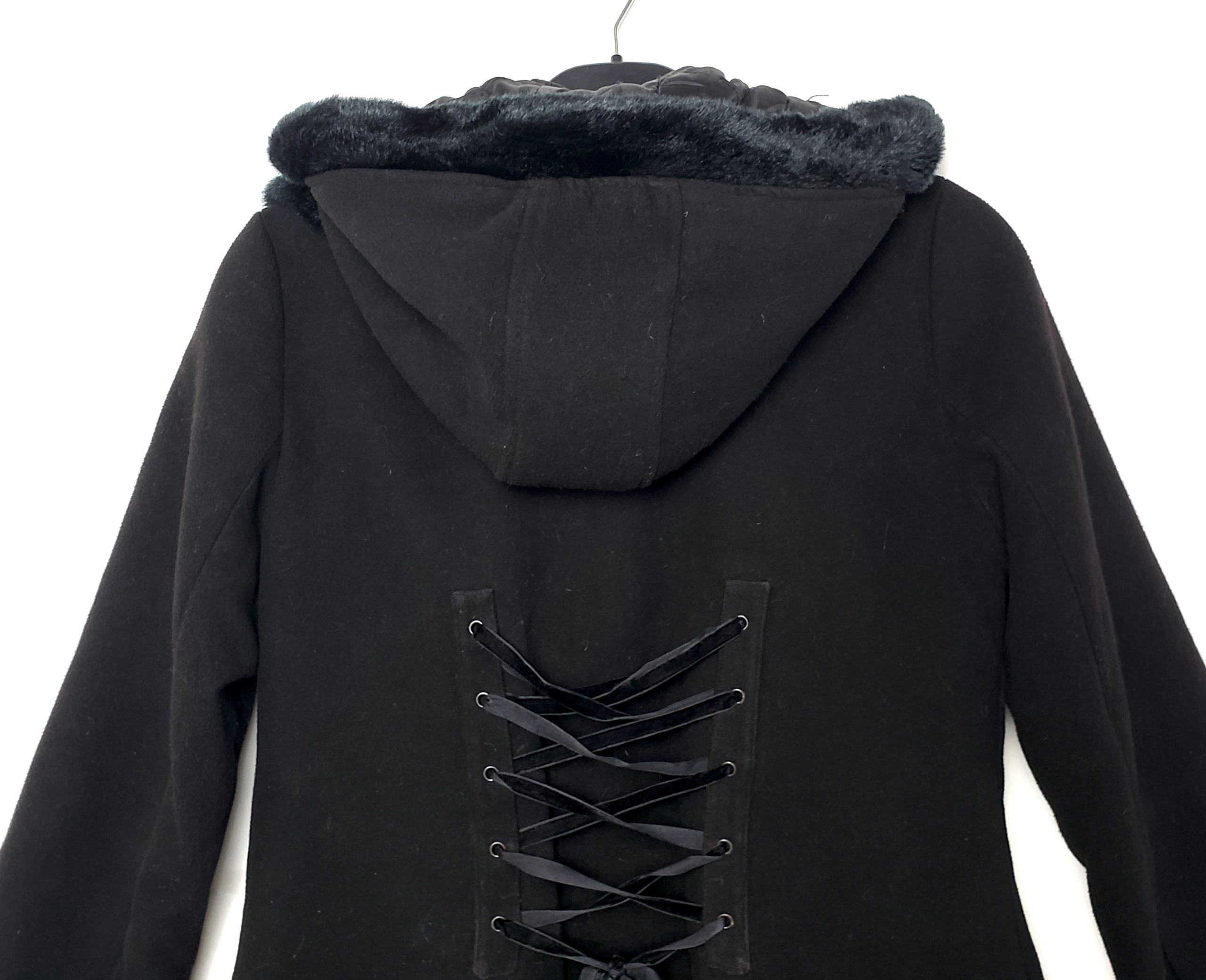 Чорне пальто з капюшоном і хутром Hell Bunny - готичний стиль на осінь зиму 5 Чорне пальто з капюшоном і хутром Hell Bunny - готичний стиль на осінь зиму - Зображення 5