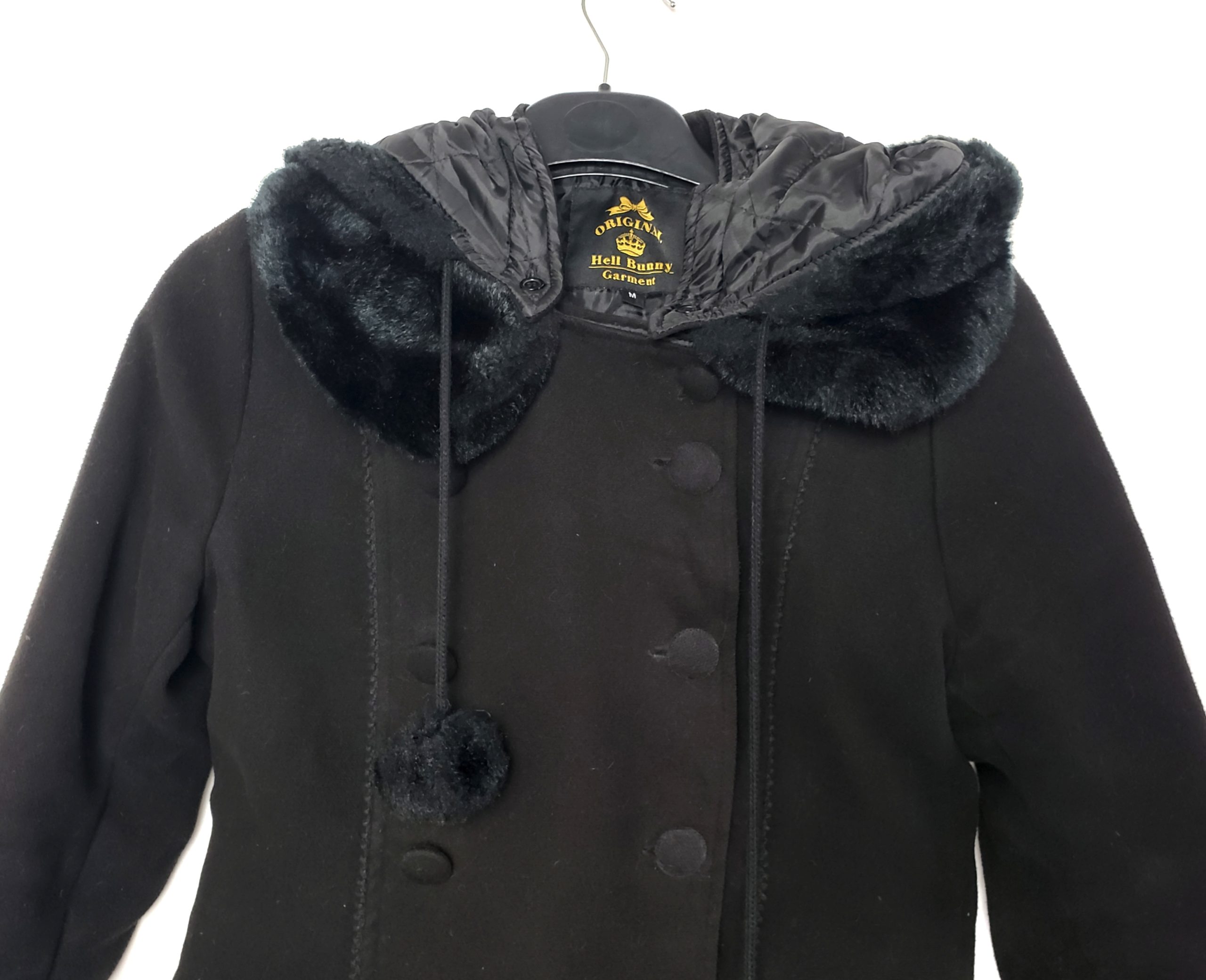 Чорне пальто з капюшоном і хутром Hell Bunny - готичний стиль на осінь зиму 4 Чорне пальто з капюшоном і хутром Hell Bunny - готичний стиль на осінь зиму - Зображення 4