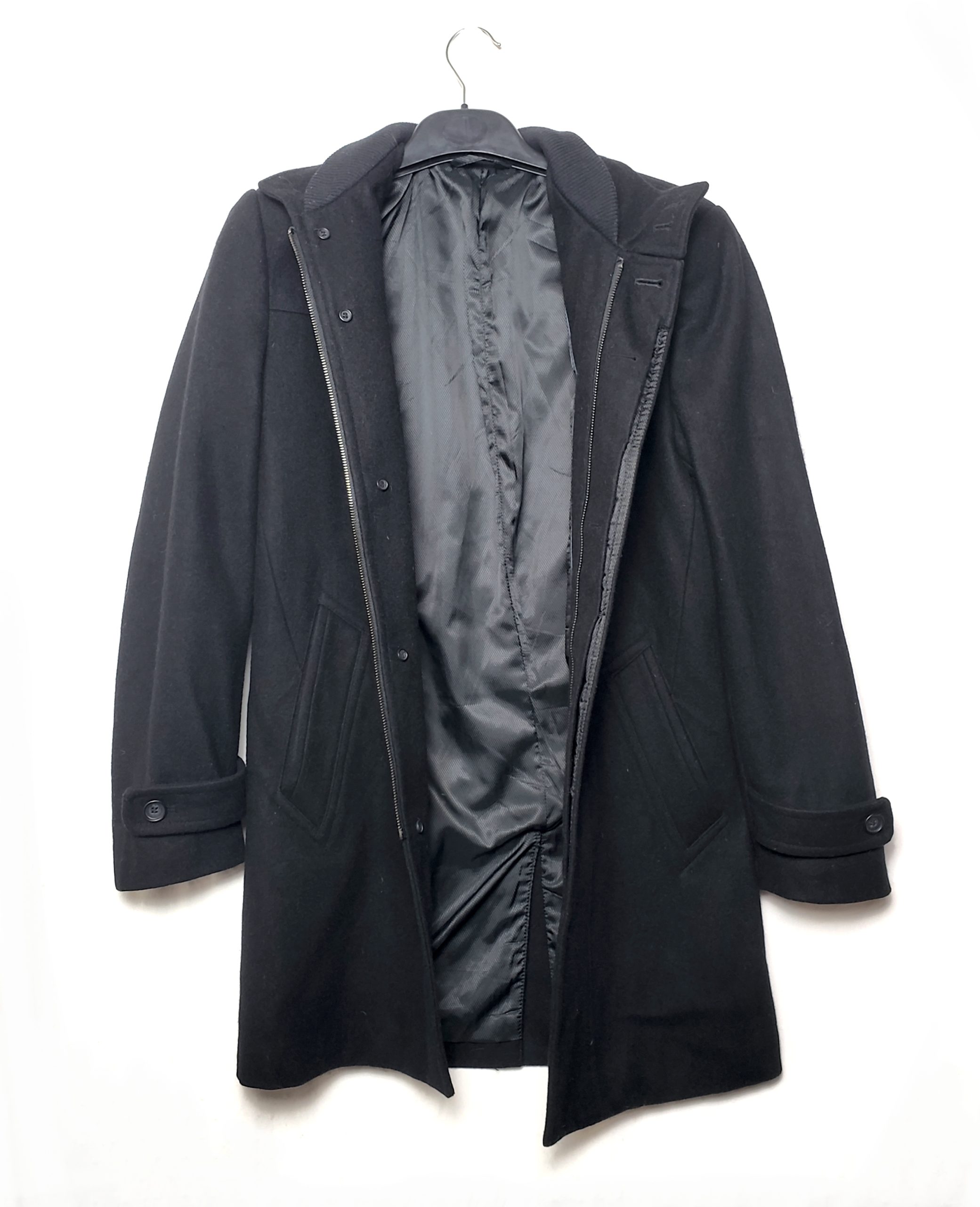 Чорне чоловіче пальто Burton London - стильний верхній одяг для офісу та повсякденного носіння 1 Чорне чоловіче пальто Burton London - стильний верхній одяг для офісу та повсякденного носіння