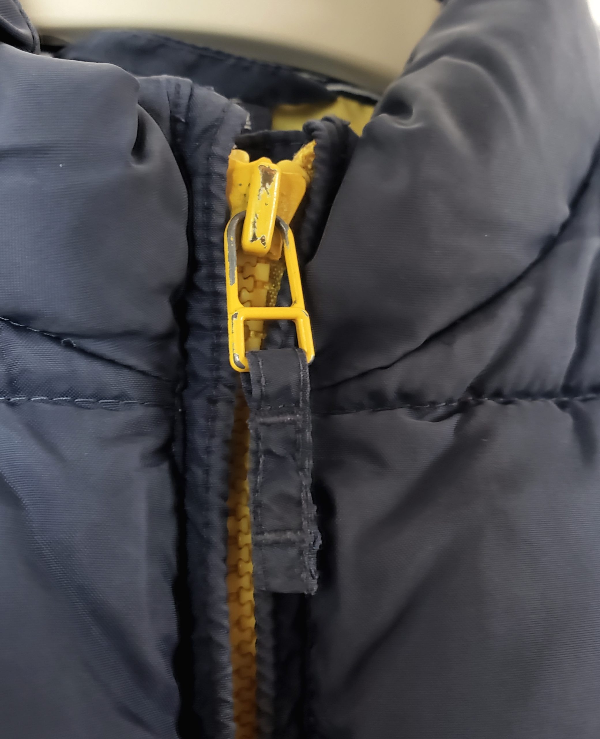 Дитяча жилетка Next темно-синя з жовтими акцентами 3-4 роки - теплий верхній одяг для дітей 4 Дитяча жилетка Next темно-синя з жовтими акцентами 3-4 роки - теплий верхній одяг для дітей - Зображення 4