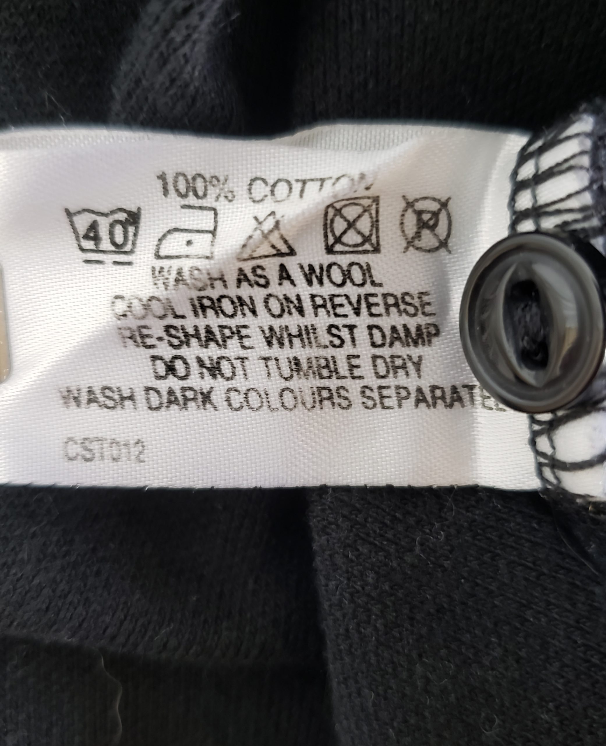 Чорне поло для дівчинки 10 років - ідеальний базовий елемент гардеробу для школи та відпочинку 7 Чорне поло для дівчинки 10 років - ідеальний базовий елемент гардеробу для школи та відпочинку - Зображення 7