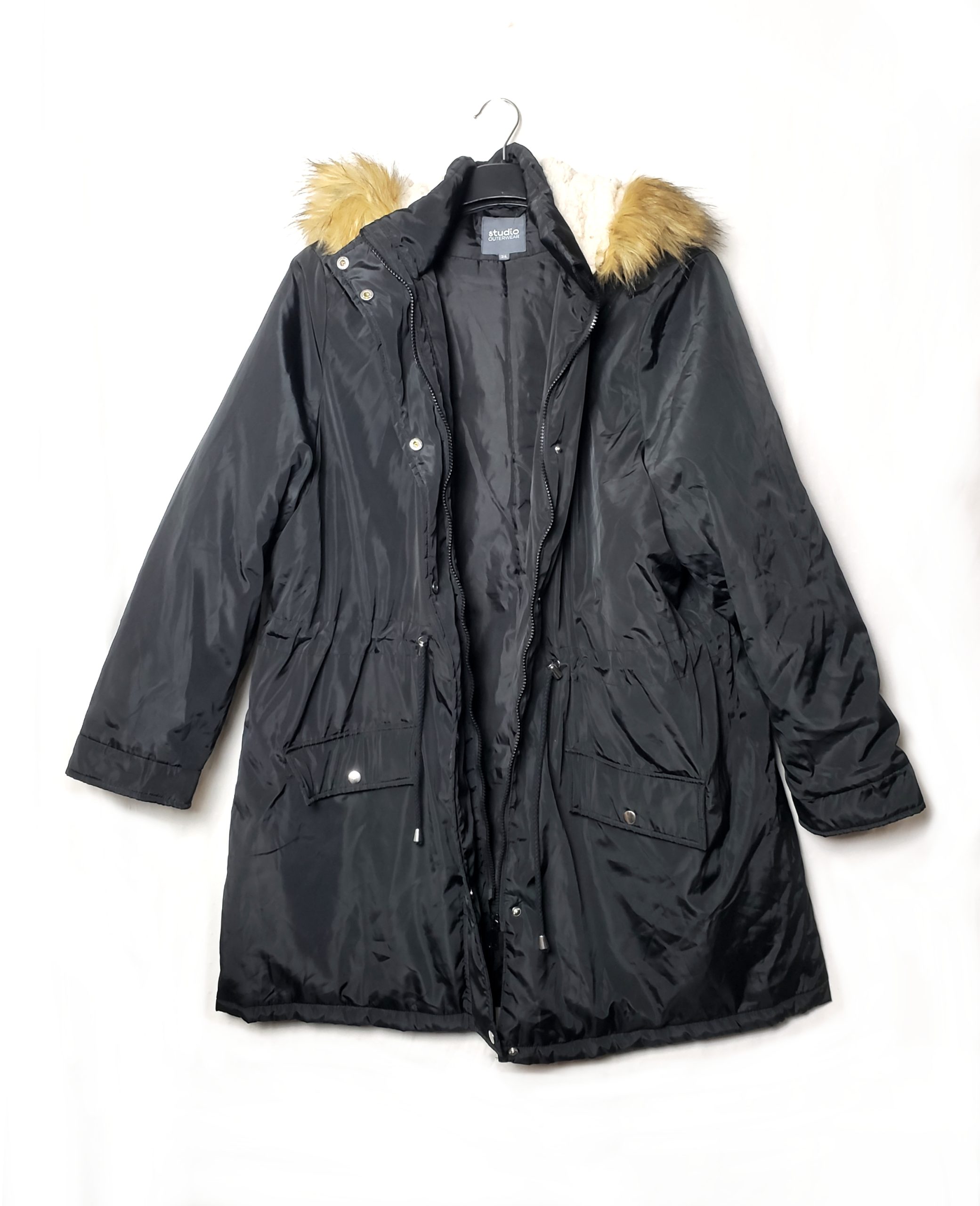 Стильна чорна парка Studio Outerwear - елегантний верхній одяг з хутряним капюшоном 2 Стильна чорна парка Studio Outerwear - елегантний верхній одяг з хутряним капюшоном - Зображення 2