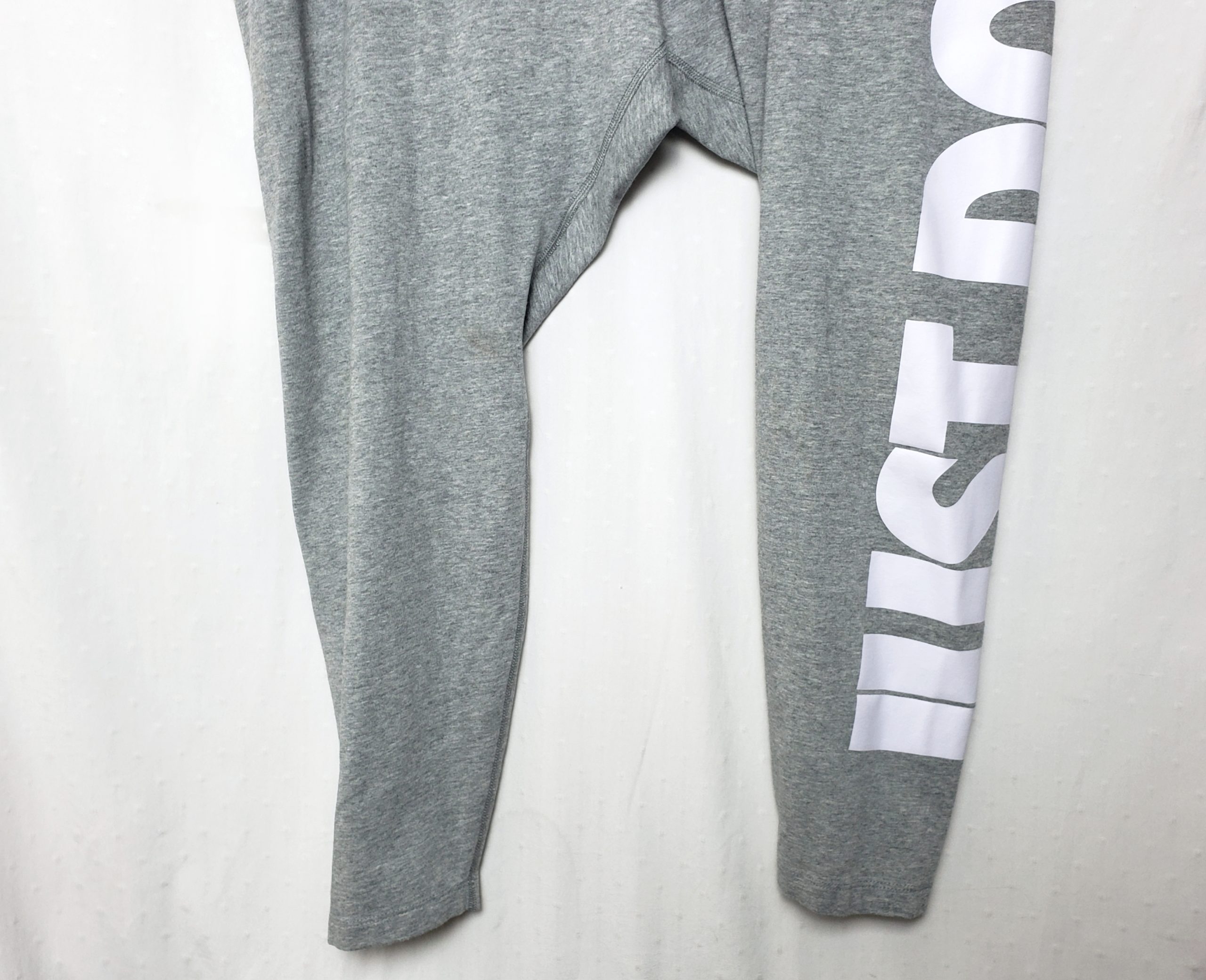 Жіночі сірі лосини Nike з написом - комфорт для тренувань та повсякденного носіння 5 Жіночі сірі лосини Nike з написом - комфорт для тренувань та повсякденного носіння - Зображення 5