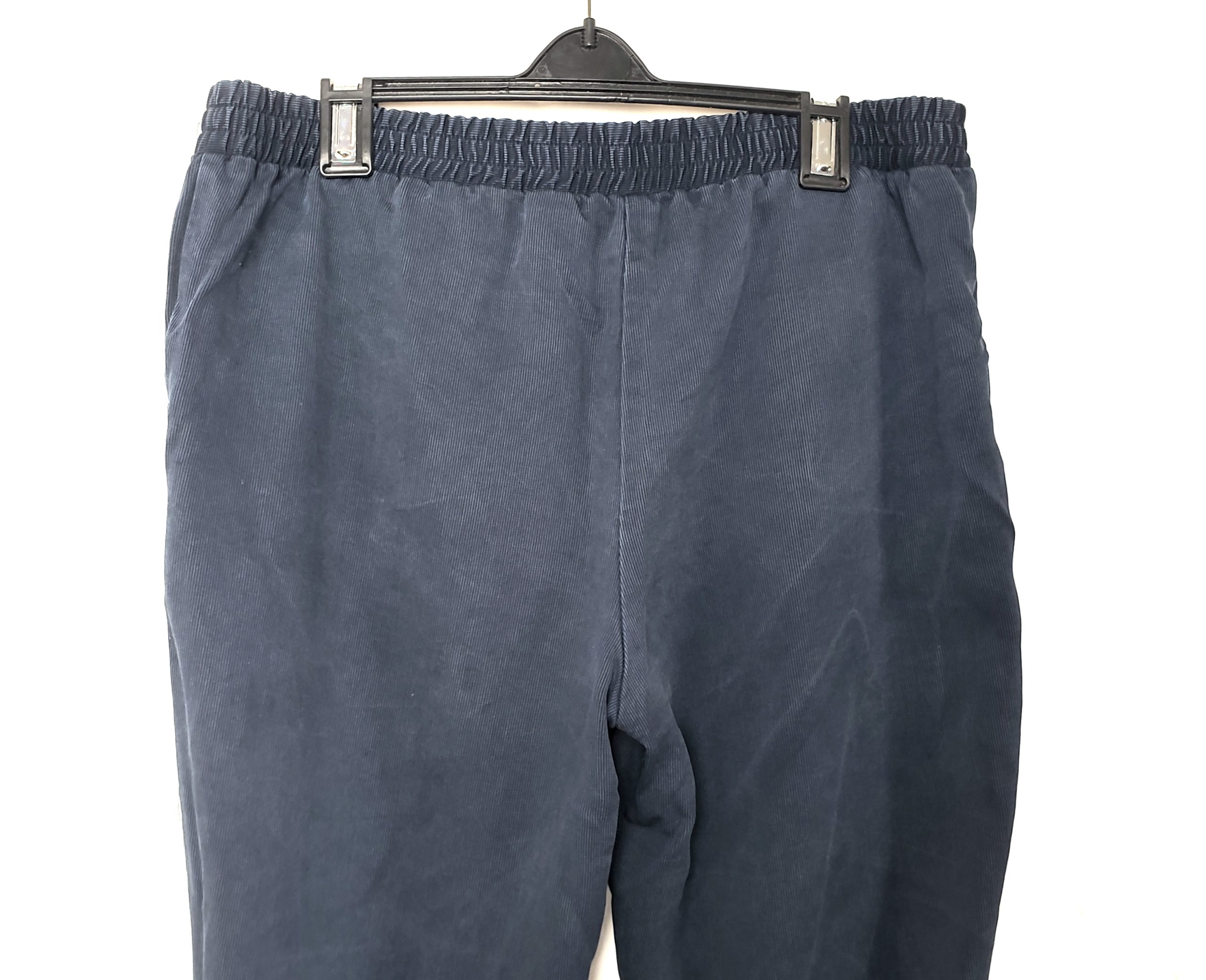 Стильні темно-сині брюки з ліоцелу - елегантний модний тренд для сучасної жінки 4 Стильні темно-сині брюки з ліоцелу - елегантний модний тренд для сучасної жінки - Зображення 4