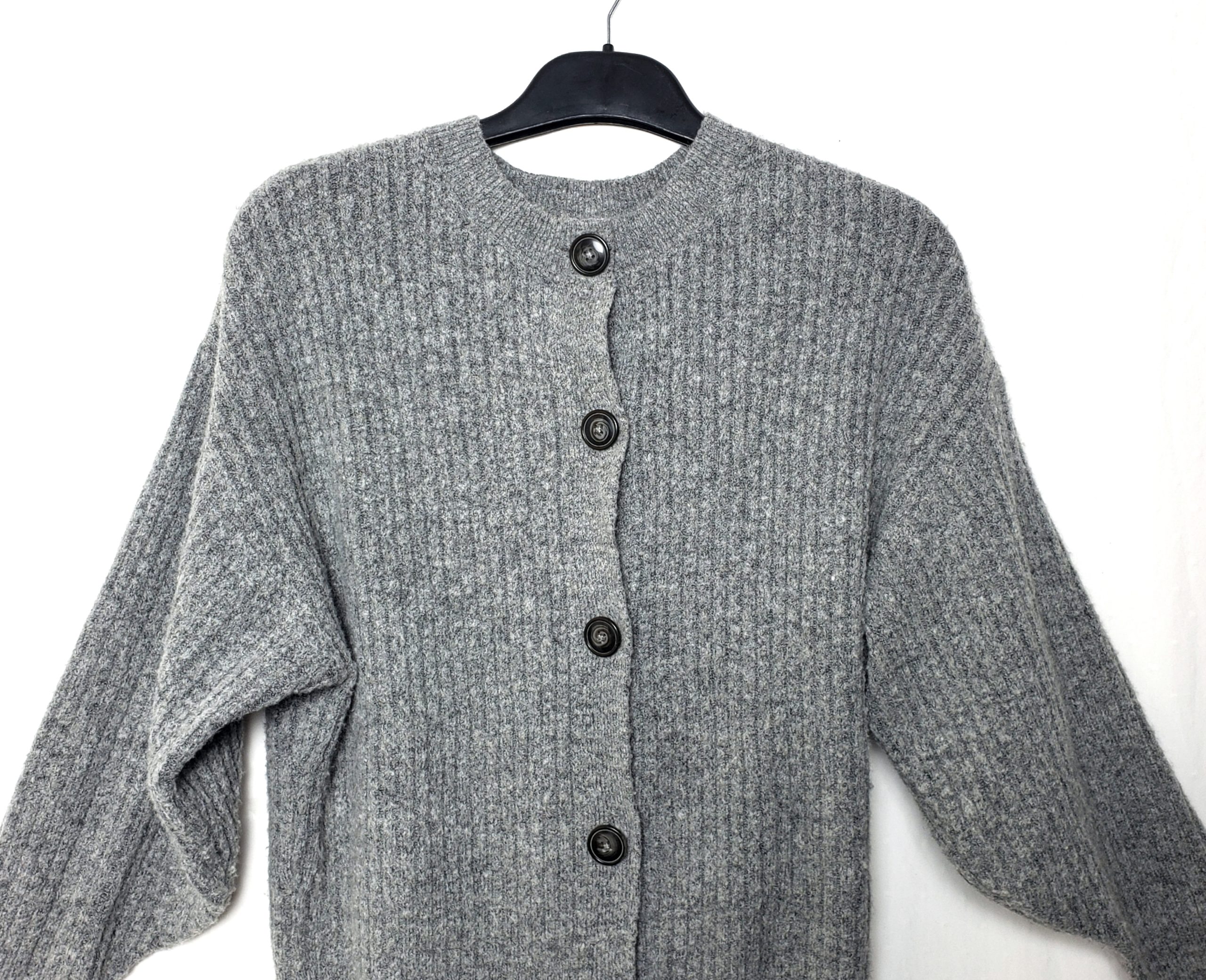 Сірий в'язаний кардиган H&M - ідеальний для офісу та повсякденного стилю 4 Сірий в'язаний кардиган H&M - ідеальний для офісу та повсякденного стилю - Зображення 4