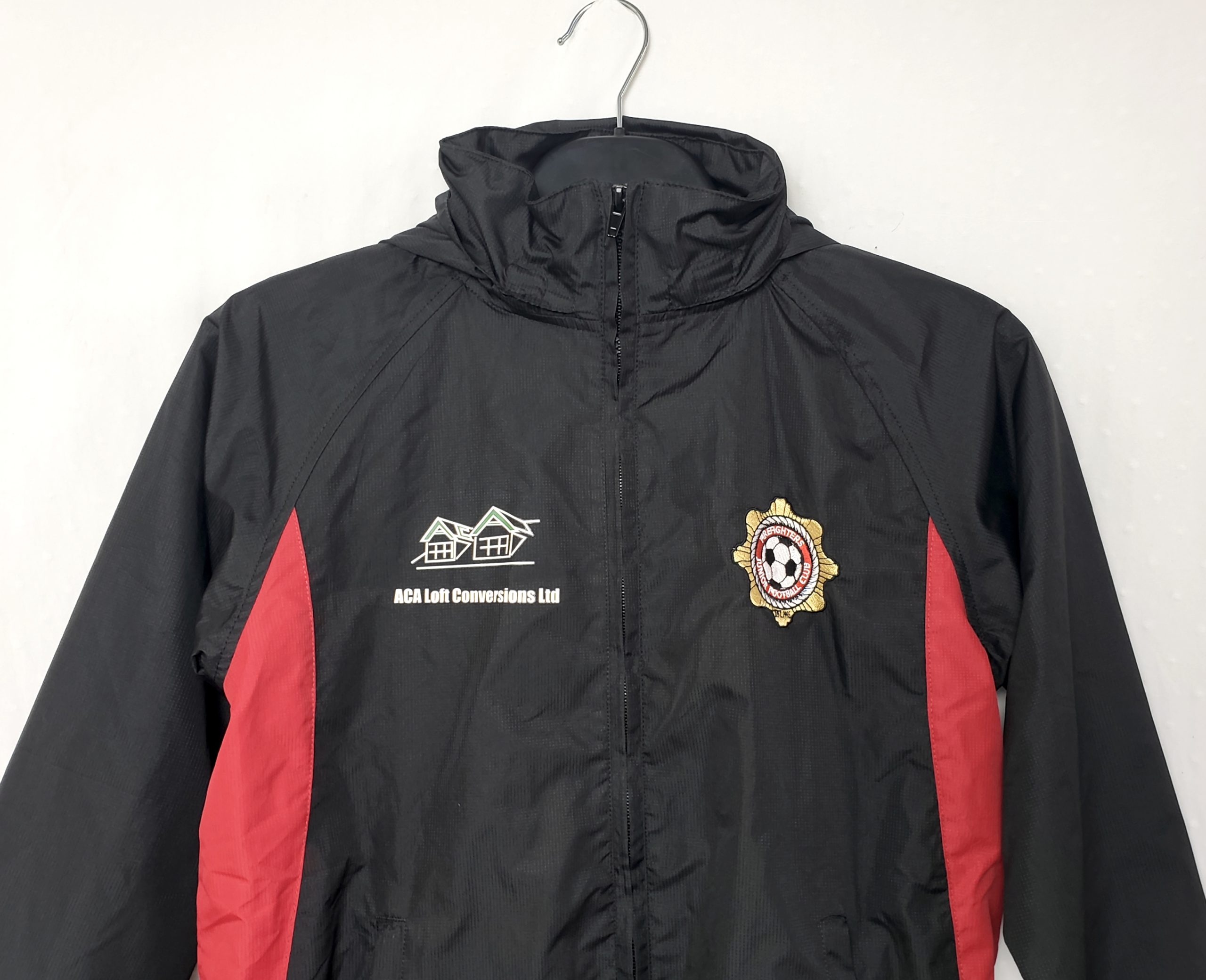 Спортивна куртка чорно-червона для активного відпочинку осінь-зима | Вітровка для бігу та тренувань 4 Спортивна куртка чорно-червона для активного відпочинку осінь-зима | Вітровка для бігу та тренувань - Зображення 4