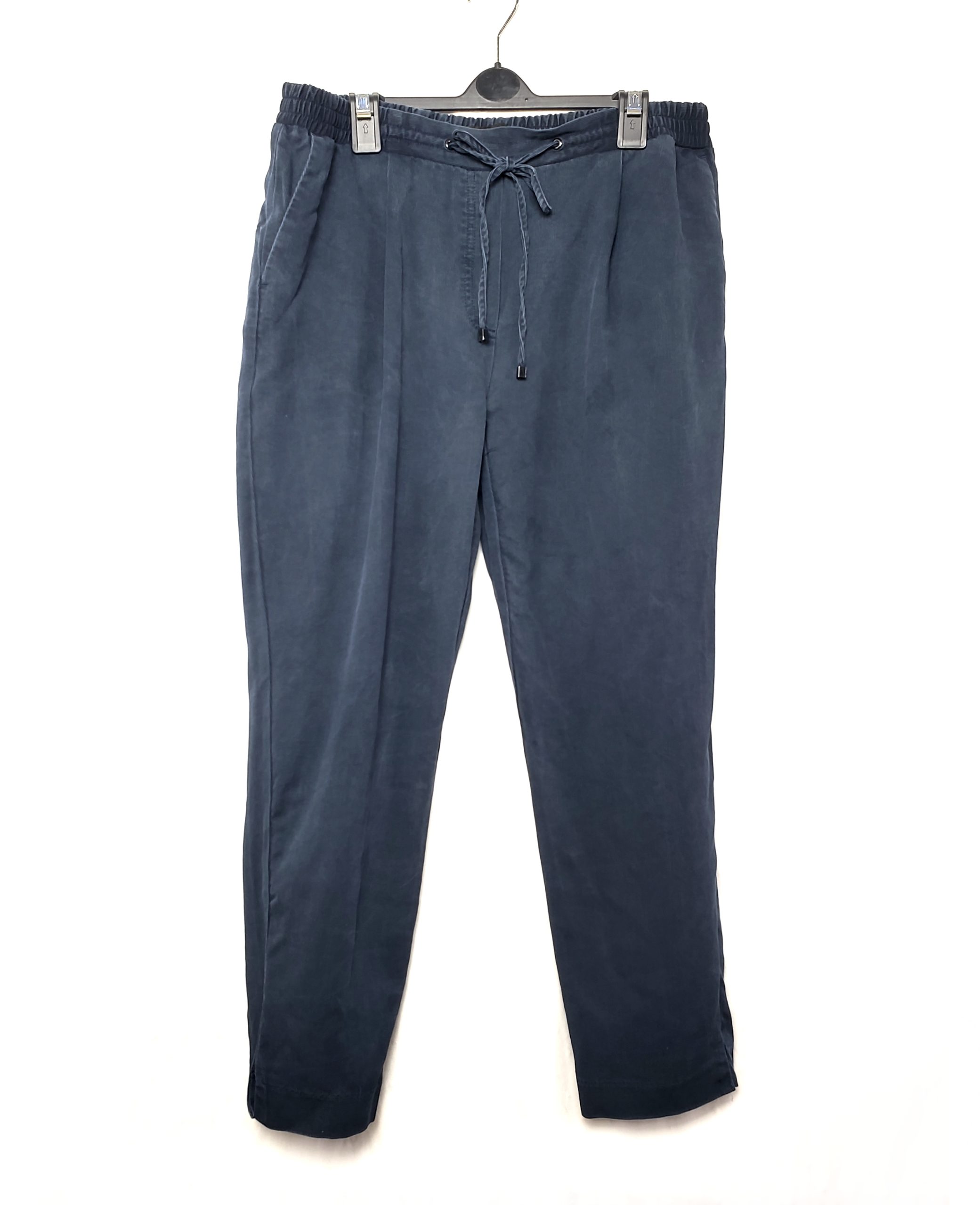 Стильні темно-сині брюки з ліоцелу - елегантний модний тренд для сучасної жінки 1 Стильні темно-сині брюки з ліоцелу - елегантний модний тренд для сучасної жінки