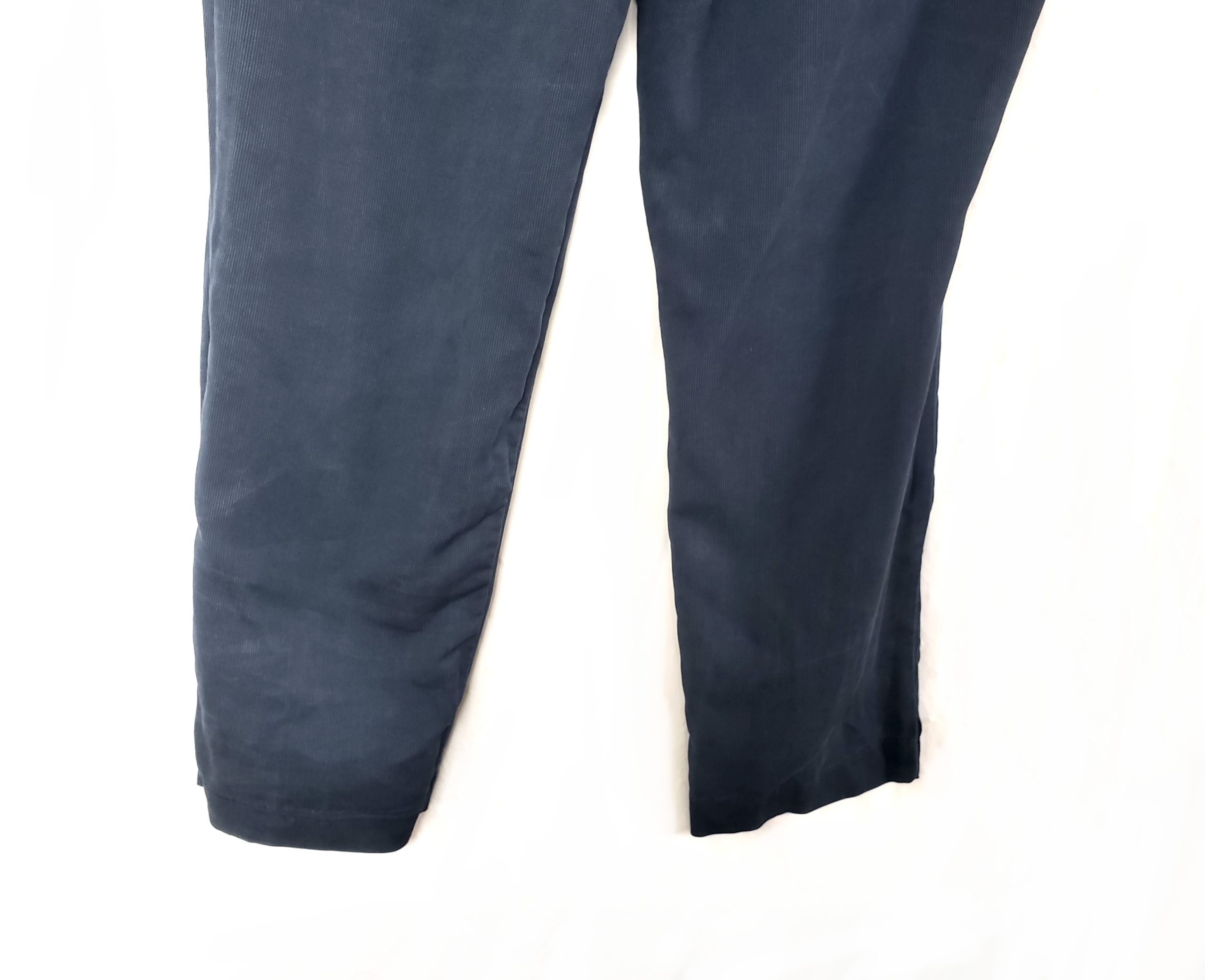 Стильні темно-сині брюки з ліоцелу - елегантний модний тренд для сучасної жінки 5 Стильні темно-сині брюки з ліоцелу - елегантний модний тренд для сучасної жінки - Зображення 5