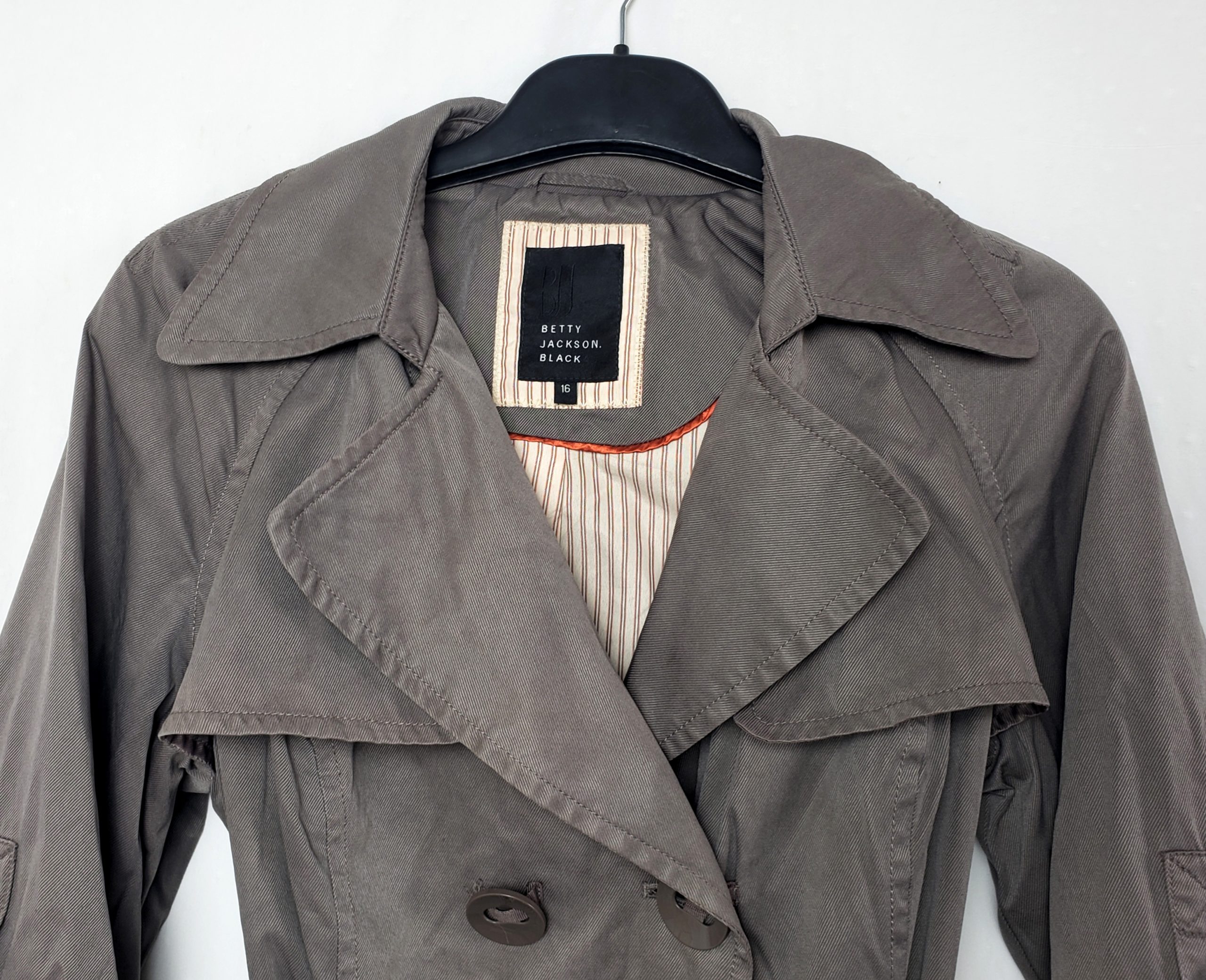 Класичний тренч Betty Jackson Black - стильний плащ для повсякденного носіння та офісу 7 Класичний тренч Betty Jackson Black - стильний плащ для повсякденного носіння та офісу - Зображення 7