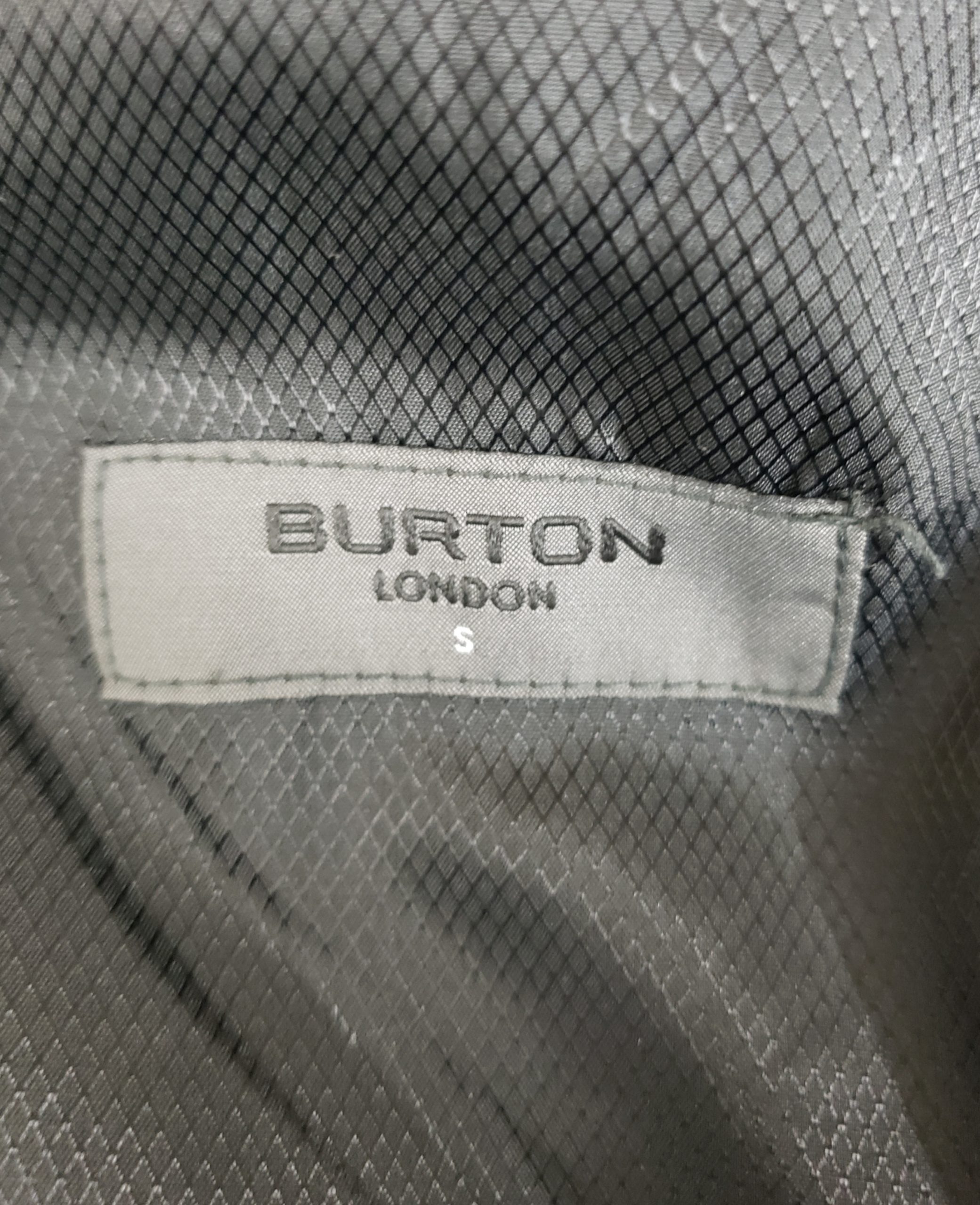 Чорне чоловіче пальто Burton London - стильний верхній одяг для офісу та повсякденного носіння 7 Чорне чоловіче пальто Burton London - стильний верхній одяг для офісу та повсякденного носіння - Зображення 7