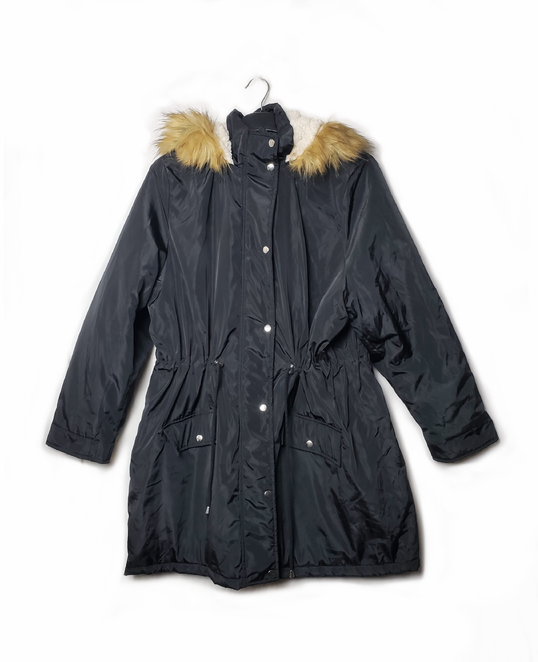 Стильна чорна парка Studio Outerwear - елегантний верхній одяг з хутряним капюшоном 1 Стильна чорна парка Studio Outerwear - елегантний верхній одяг з хутряним капюшоном