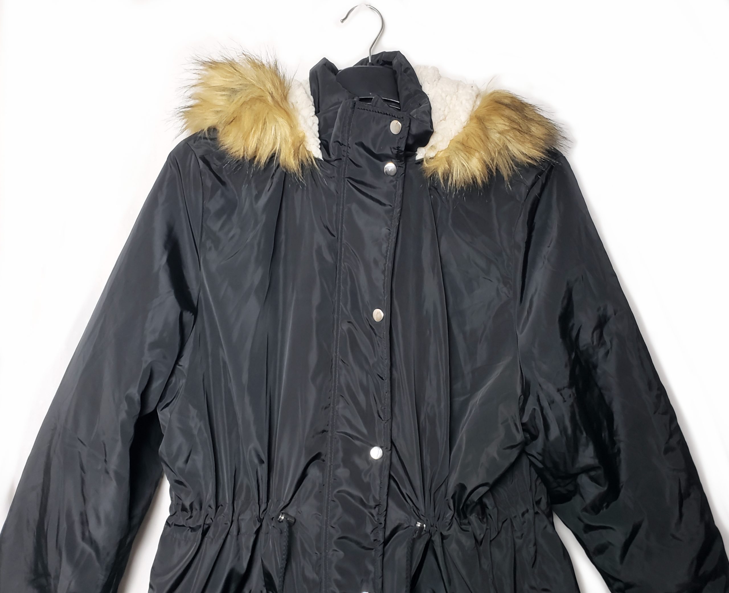 Стильна чорна парка Studio Outerwear - елегантний верхній одяг з хутряним капюшоном 4 Стильна чорна парка Studio Outerwear - елегантний верхній одяг з хутряним капюшоном - Зображення 4