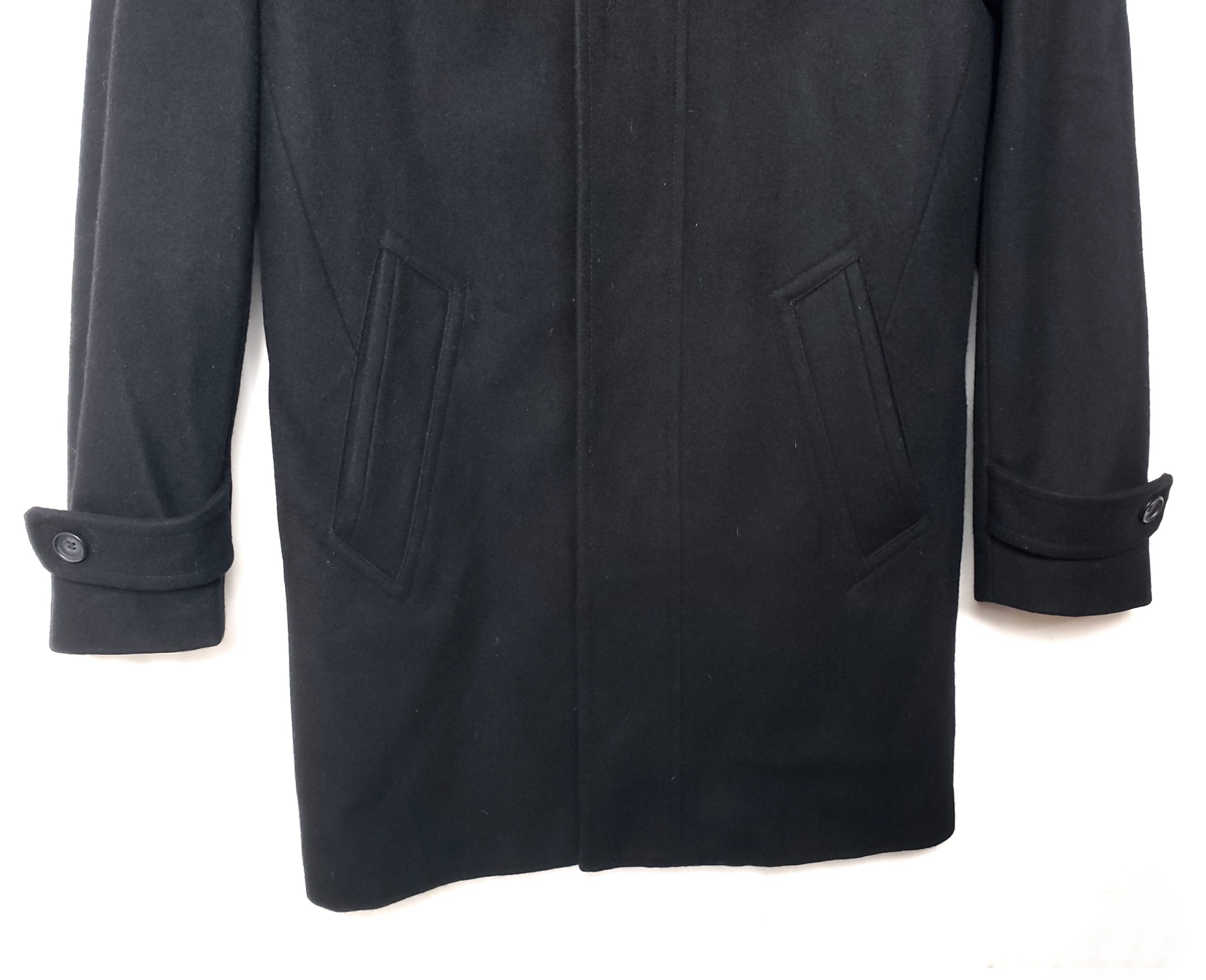 Чорне чоловіче пальто Burton London - стильний верхній одяг для офісу та повсякденного носіння 6 Чорне чоловіче пальто Burton London - стильний верхній одяг для офісу та повсякденного носіння - Зображення 6