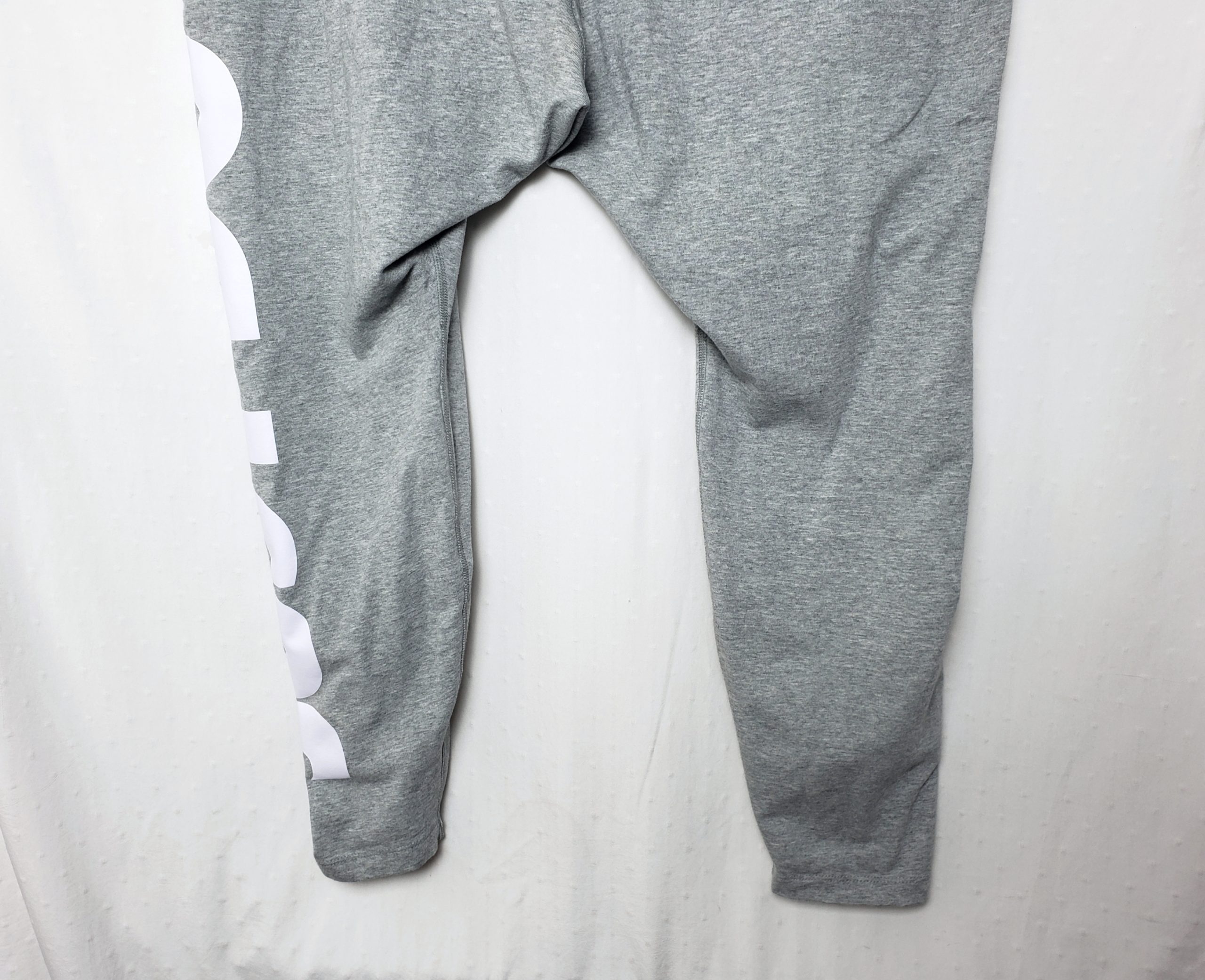 Жіночі сірі лосини Nike з написом - комфорт для тренувань та повсякденного носіння 3 Жіночі сірі лосини Nike з написом - комфорт для тренувань та повсякденного носіння - Зображення 3