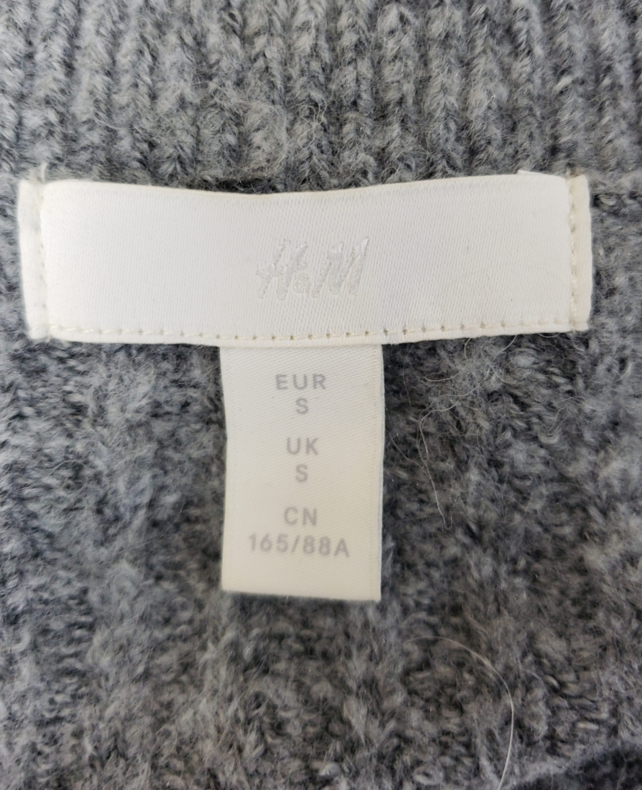 Сірий в'язаний кардиган H&M - ідеальний для офісу та повсякденного стилю 8 Сірий в'язаний кардиган H&M - ідеальний для офісу та повсякденного стилю - Зображення 8