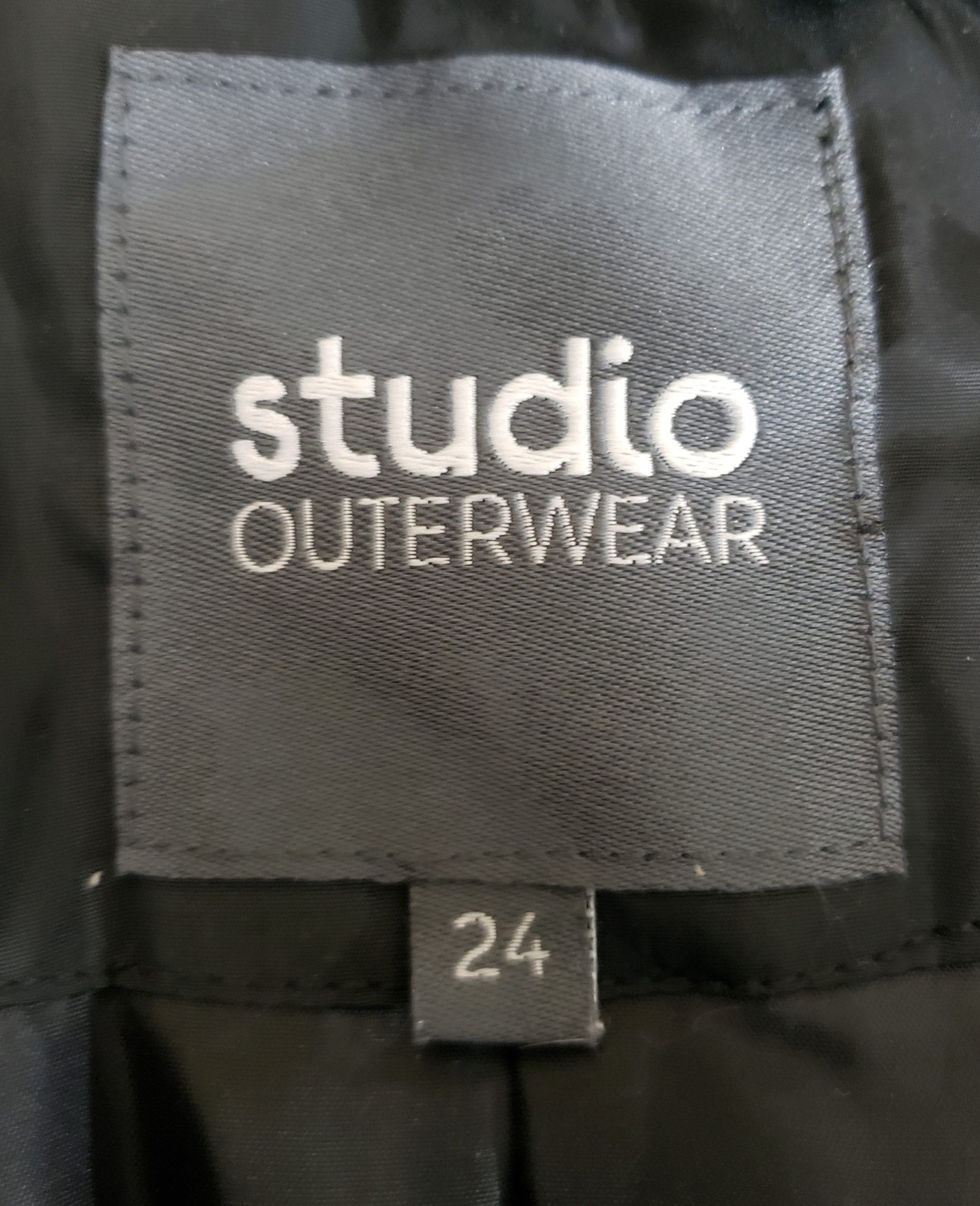 Стильна чорна парка Studio Outerwear - елегантний верхній одяг з хутряним капюшоном 8 Стильна чорна парка Studio Outerwear - елегантний верхній одяг з хутряним капюшоном - Зображення 8