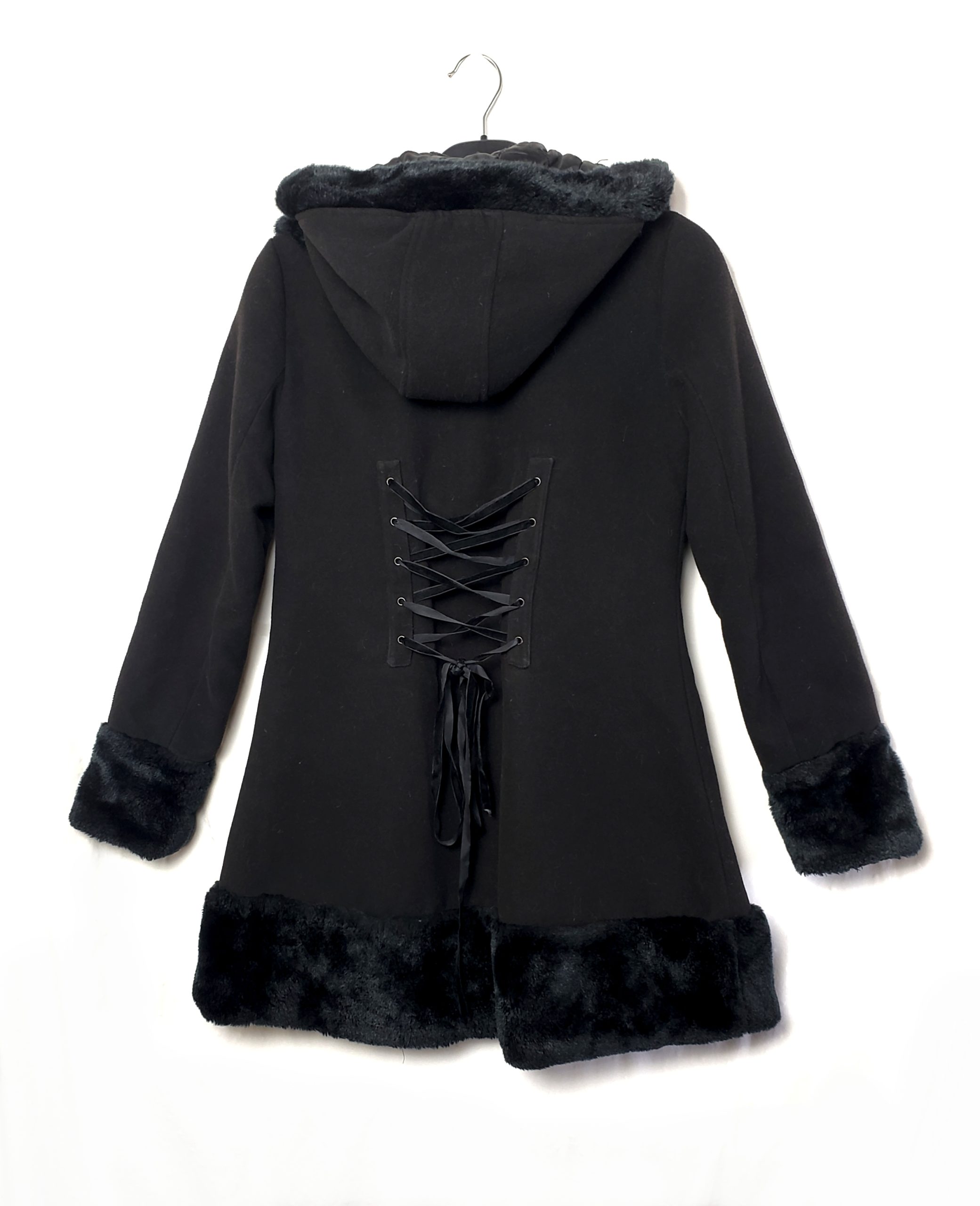 Чорне пальто з капюшоном і хутром Hell Bunny - готичний стиль на осінь зиму 3 Чорне пальто з капюшоном і хутром Hell Bunny - готичний стиль на осінь зиму - Зображення 3