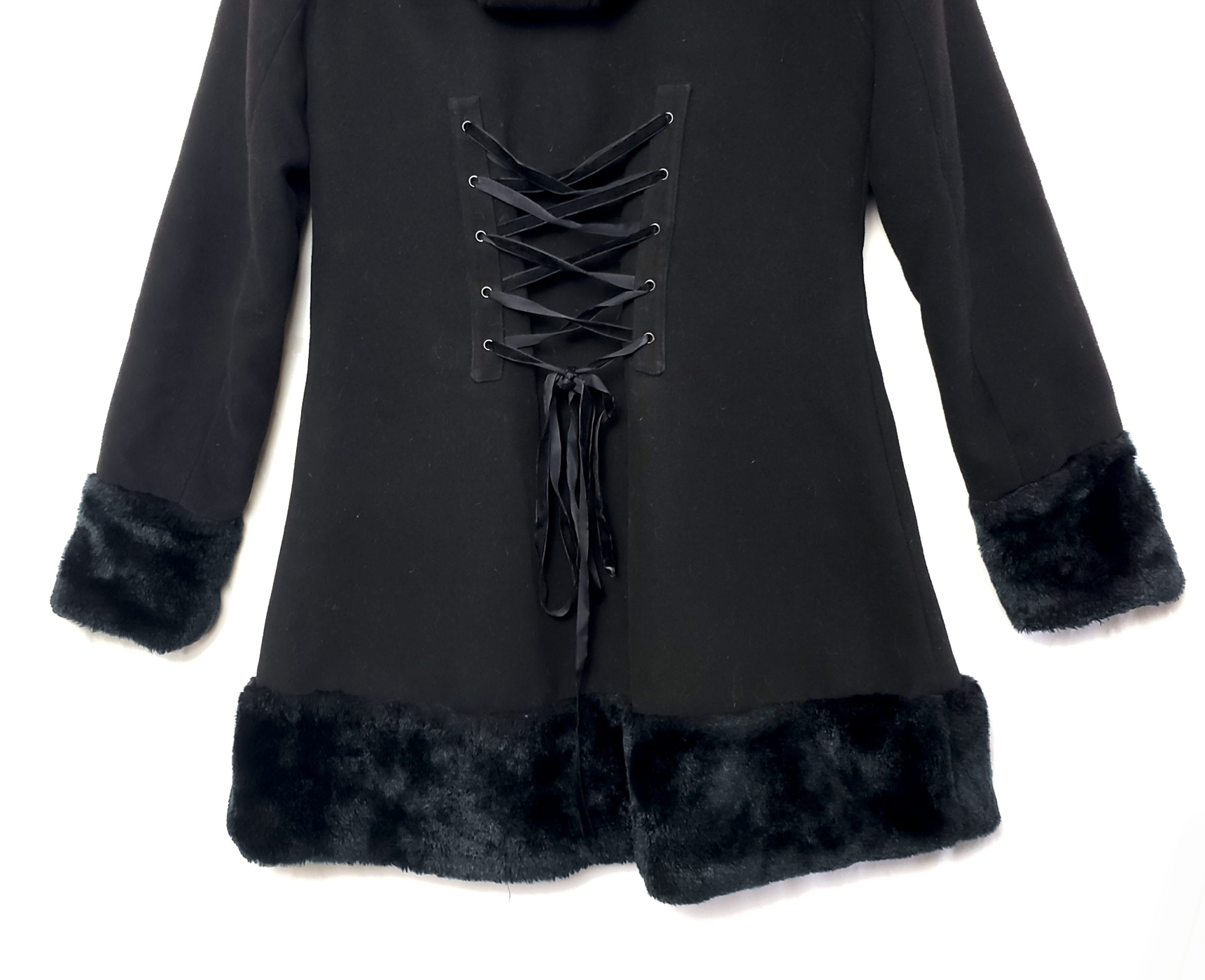 Чорне пальто з капюшоном і хутром Hell Bunny - готичний стиль на осінь зиму 7 Чорне пальто з капюшоном і хутром Hell Bunny - готичний стиль на осінь зиму - Зображення 7