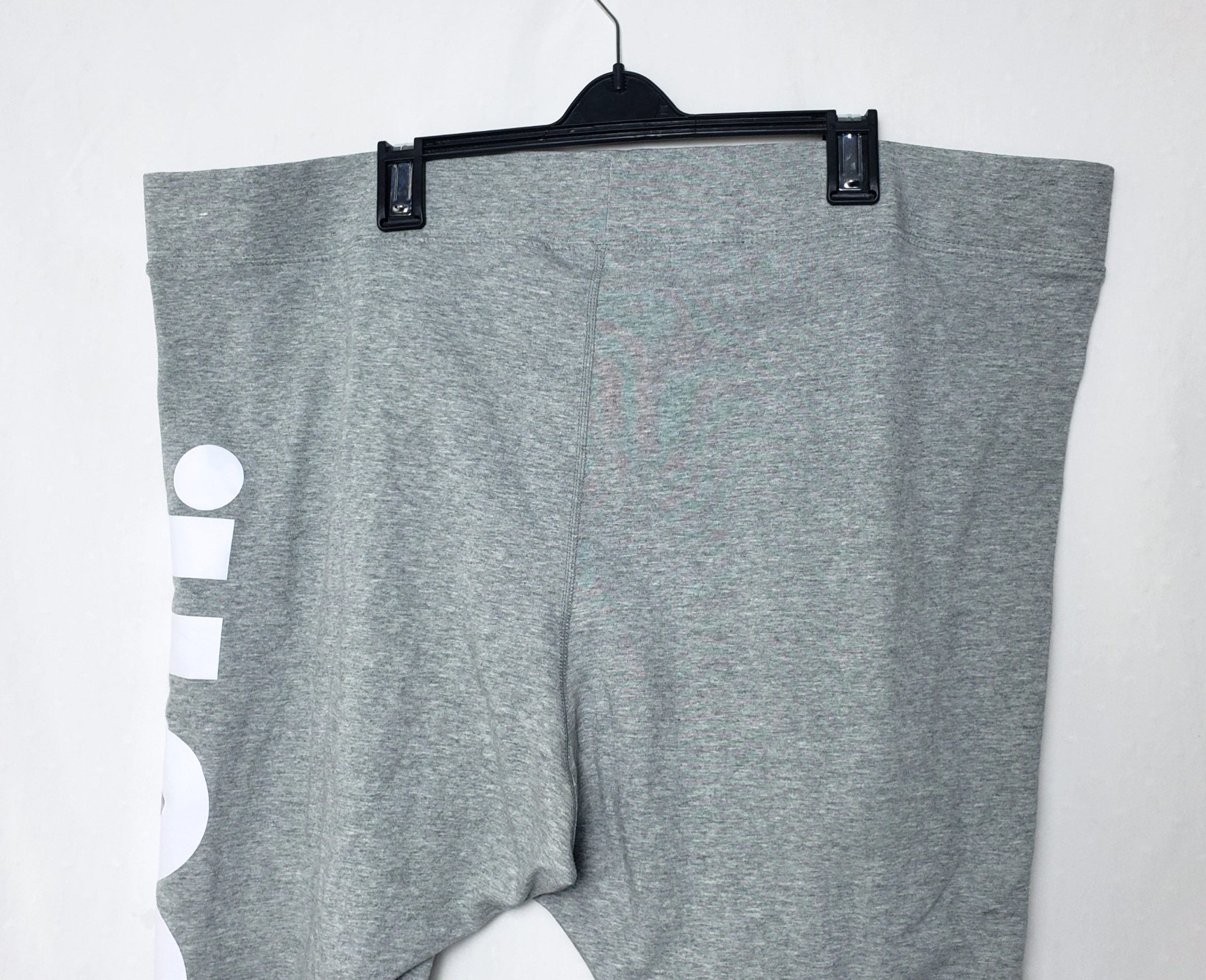 Жіночі сірі лосини Nike з написом - комфорт для тренувань та повсякденного носіння 4 Жіночі сірі лосини Nike з написом - комфорт для тренувань та повсякденного носіння - Зображення 4