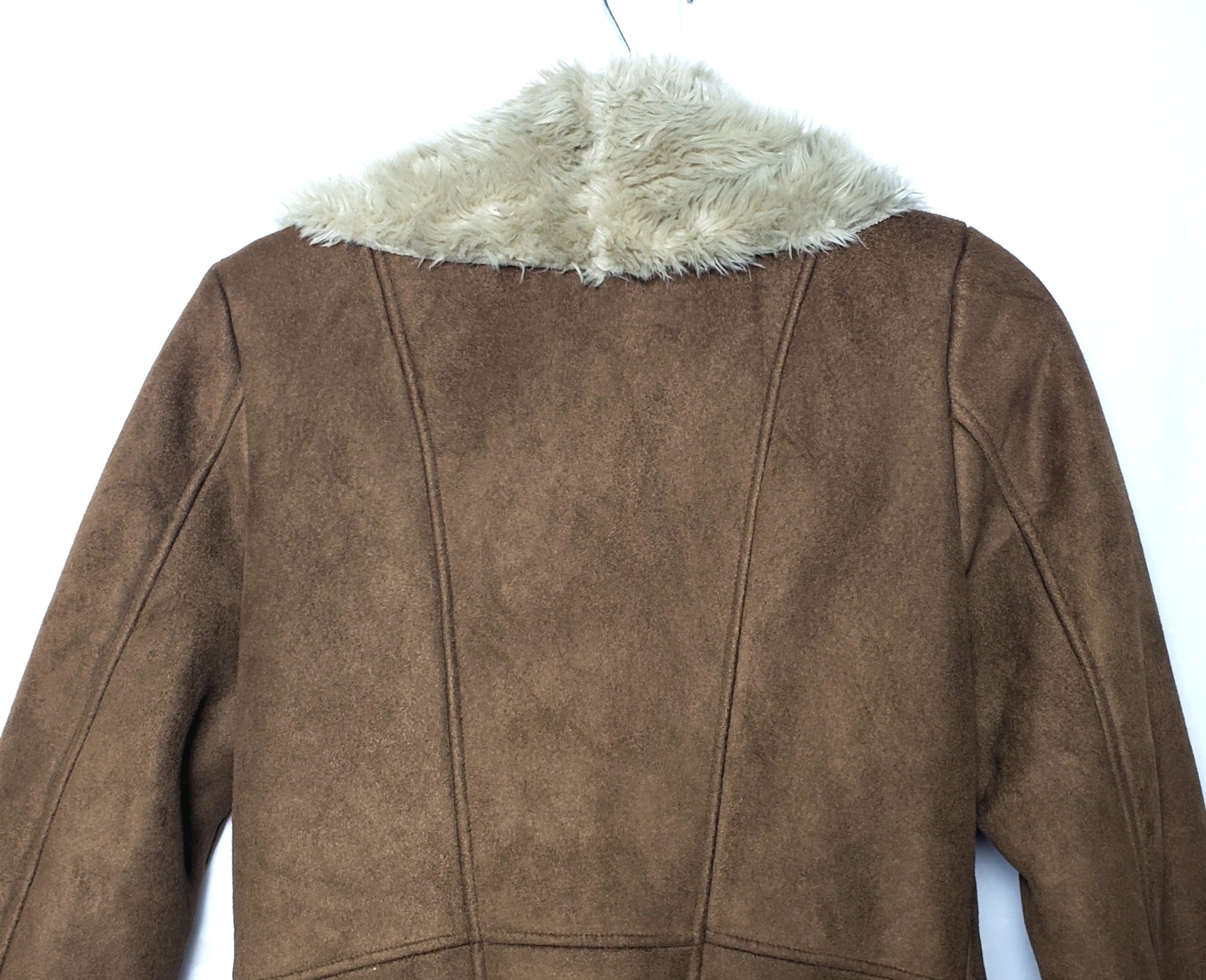 Коричнева куртка з хутряним коміром - стильний верхній одяг для осені та зими 6 Коричнева куртка з хутряним коміром - стильний верхній одяг для осені та зими - Зображення 6