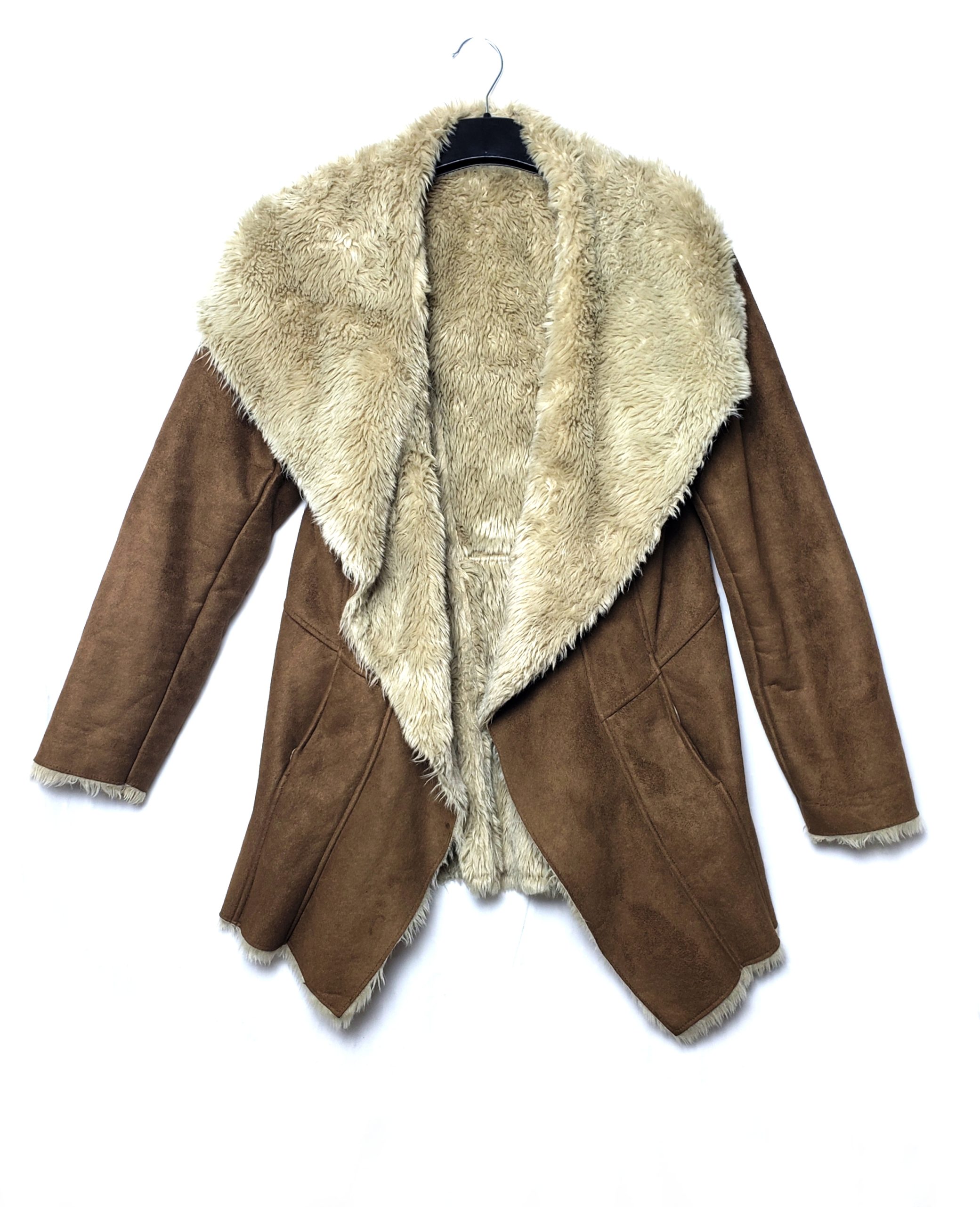 Коричнева куртка з хутряним коміром - стильний верхній одяг для осені та зими 1 Коричнева куртка з хутряним коміром - стильний верхній одяг для осені та зими