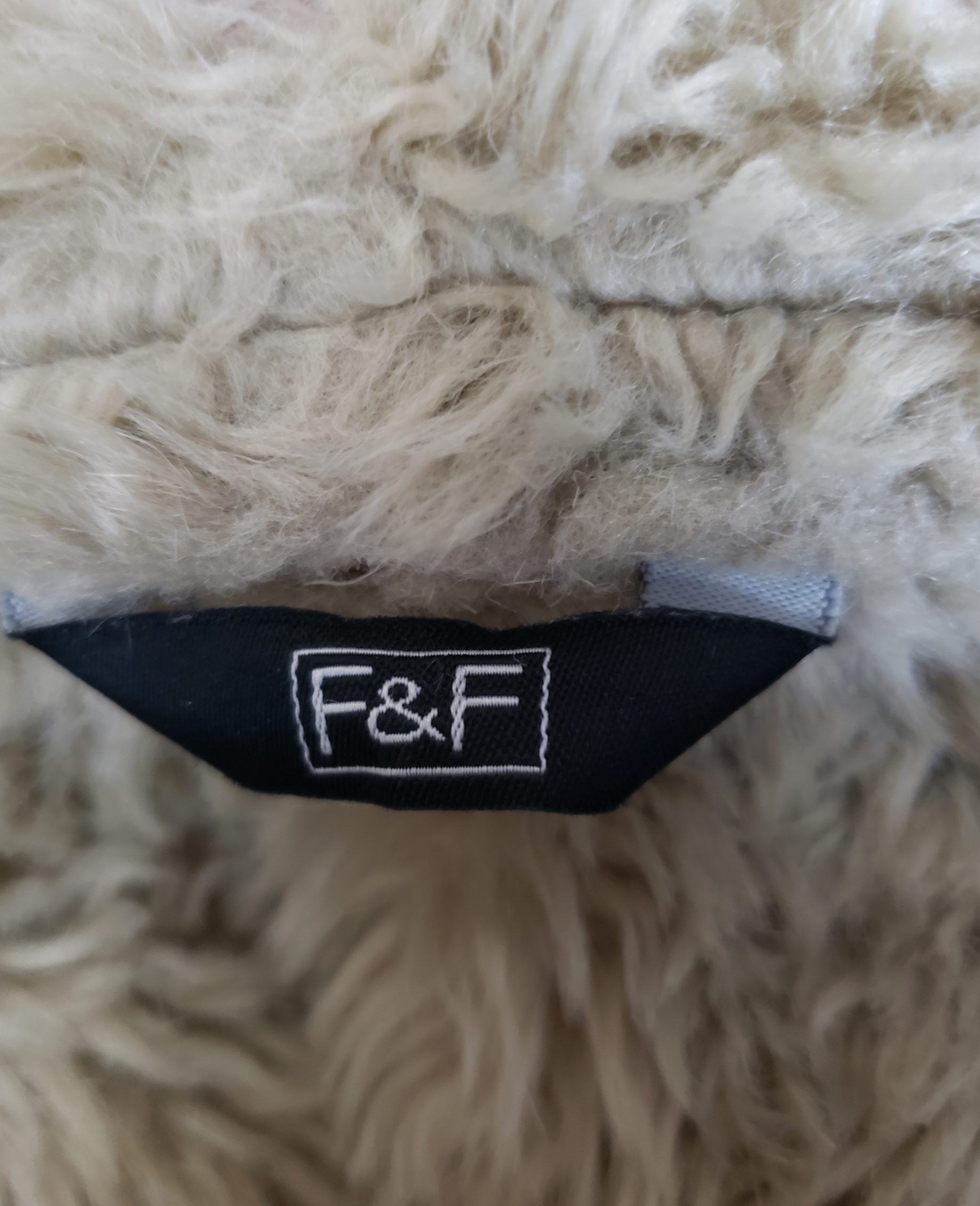 Коричнева куртка з хутряним коміром - стильний верхній одяг для осені та зими 8 Коричнева куртка з хутряним коміром - стильний верхній одяг для осені та зими - Зображення 8