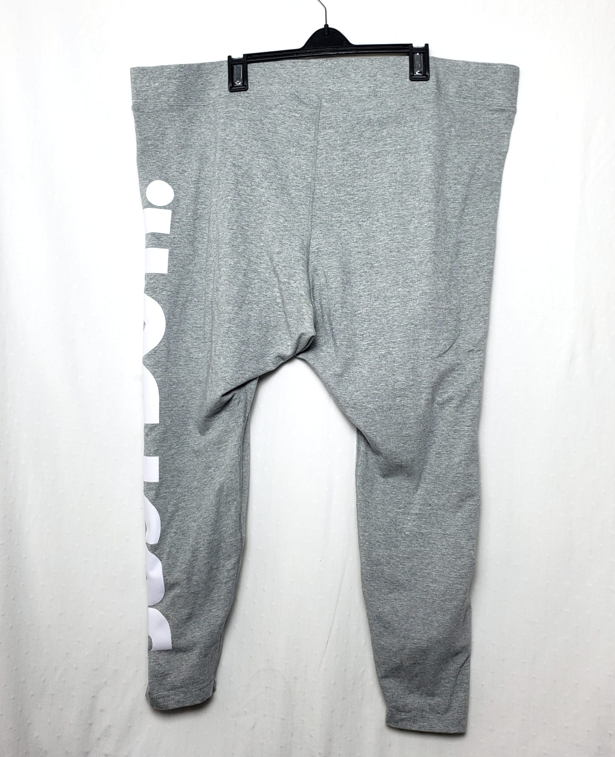 Жіночі сірі лосини Nike з написом - комфорт для тренувань та повсякденного носіння 2 Жіночі сірі лосини Nike з написом - комфорт для тренувань та повсякденного носіння - Зображення 2