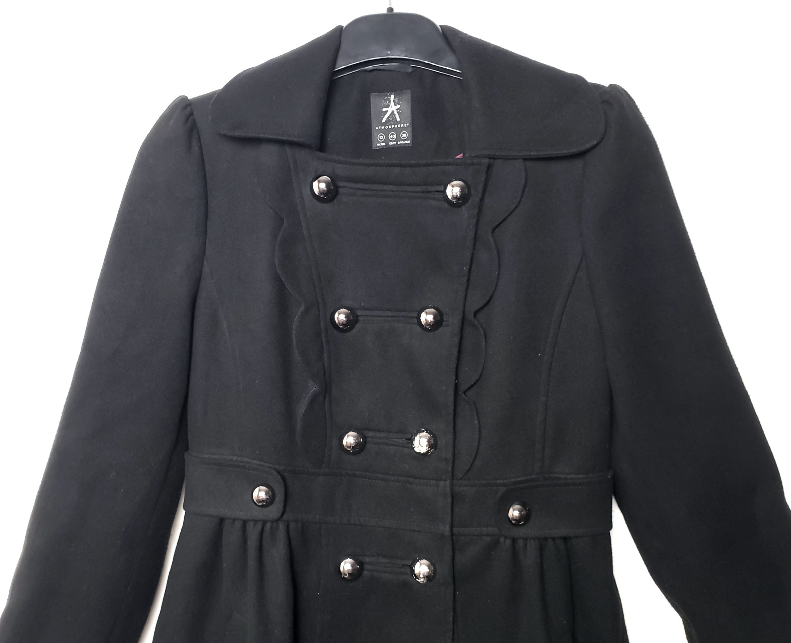 Чорне жіноче пальто Atmosphere з двобортним застібанням - елегантний верхній одяг 4 Чорне жіноче пальто Atmosphere з двобортним застібанням - елегантний верхній одяг - Зображення 4