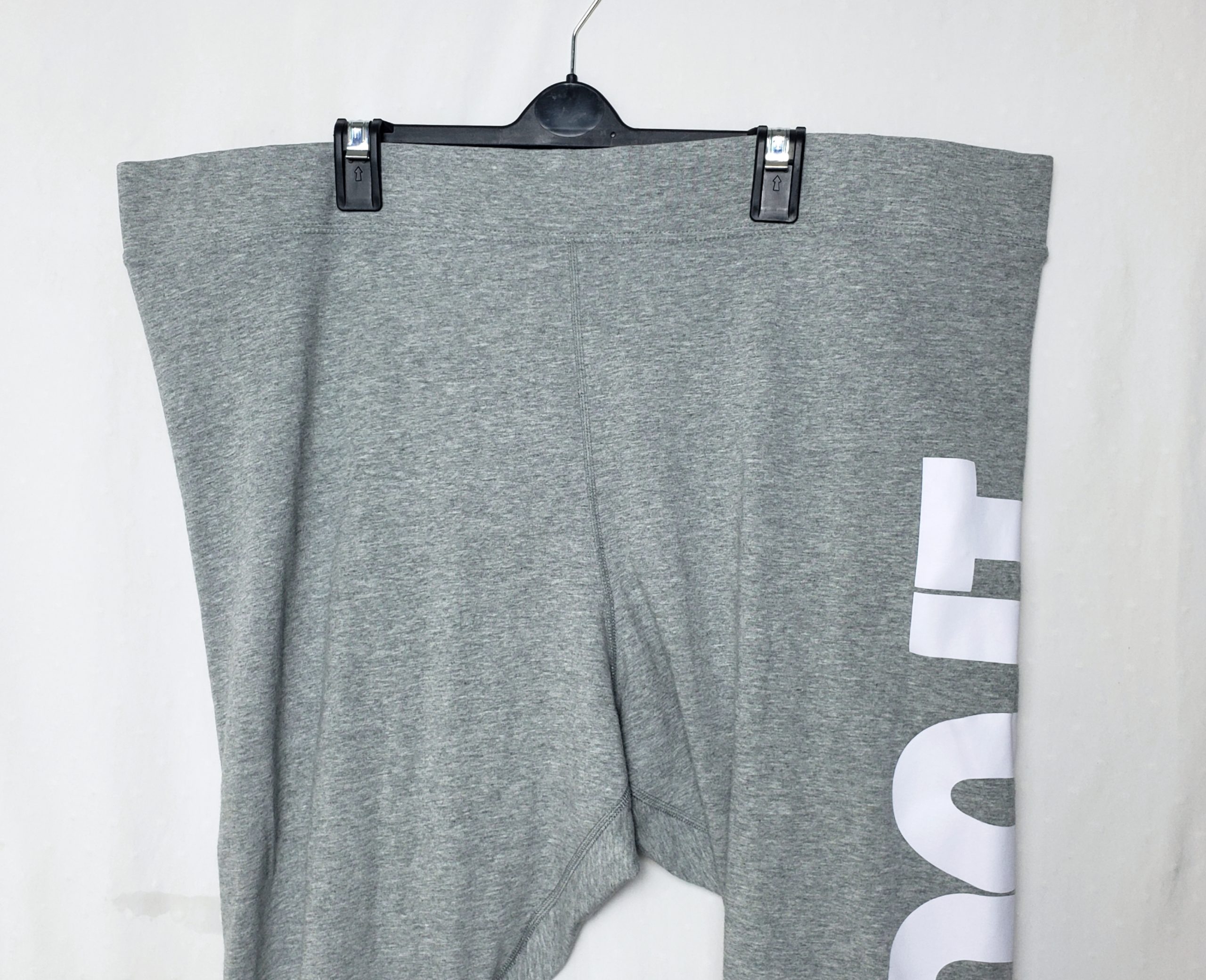 Жіночі сірі лосини Nike з написом - комфорт для тренувань та повсякденного носіння 6 Жіночі сірі лосини Nike з написом - комфорт для тренувань та повсякденного носіння - Зображення 6
