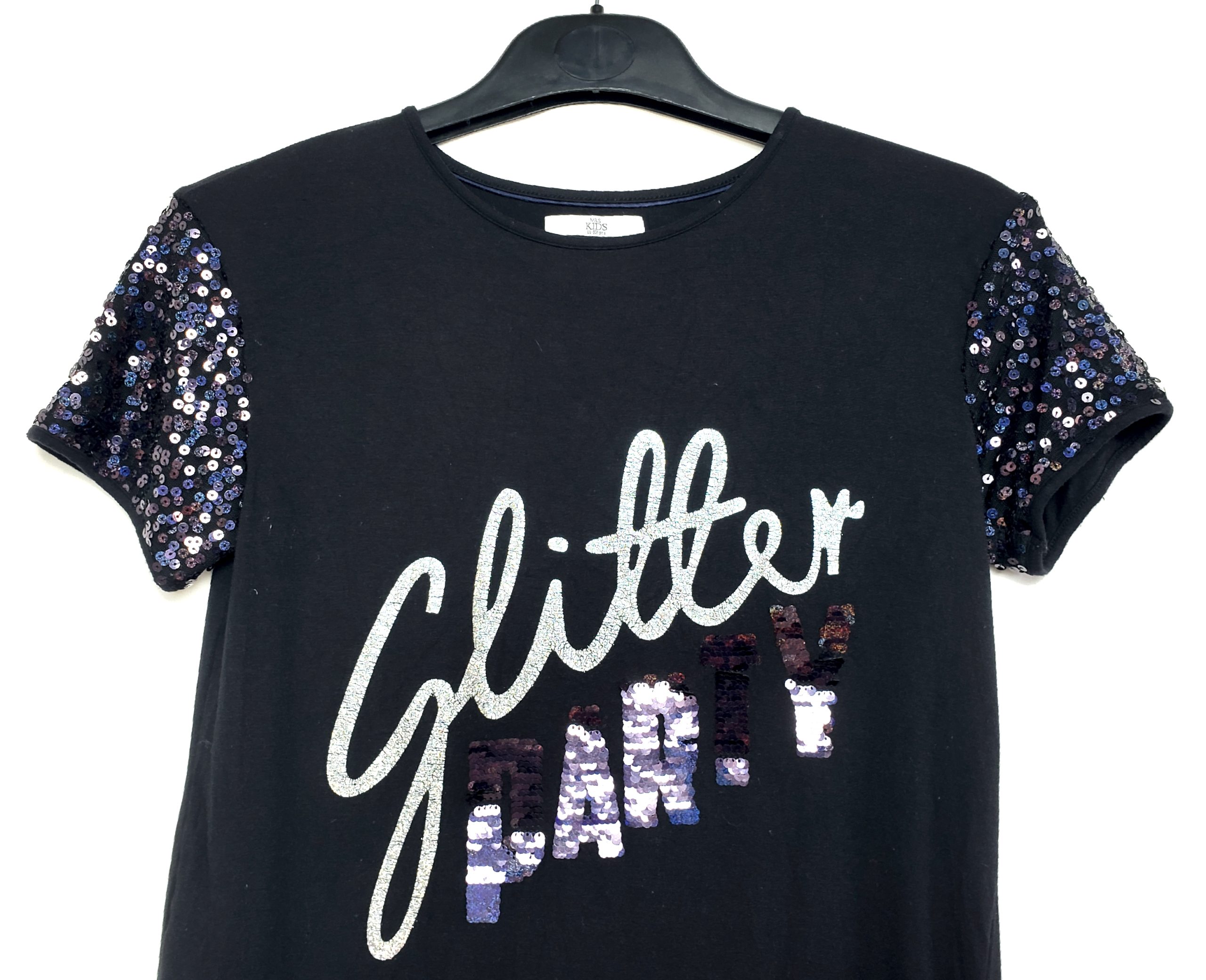 Стильна чорна футболка M&S з паєтками та вишивкою Glitter для дівчинки 11-12 років - модний тренд 4 Стильна чорна футболка M&S з паєтками та вишивкою Glitter для дівчинки 11-12 років - модний тренд - Зображення 4