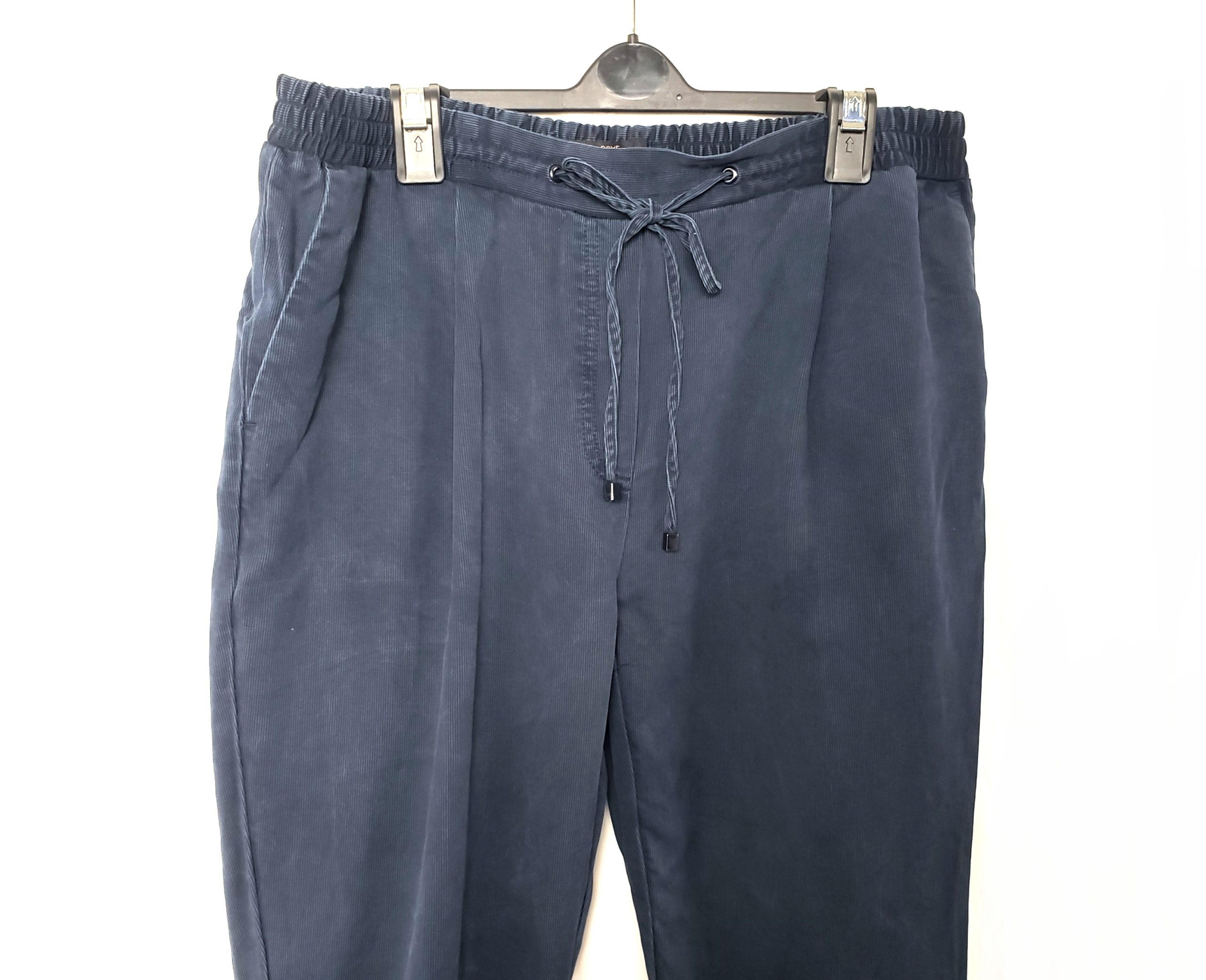 Стильні темно-сині брюки з ліоцелу - елегантний модний тренд для сучасної жінки 3 Стильні темно-сині брюки з ліоцелу - елегантний модний тренд для сучасної жінки - Зображення 3