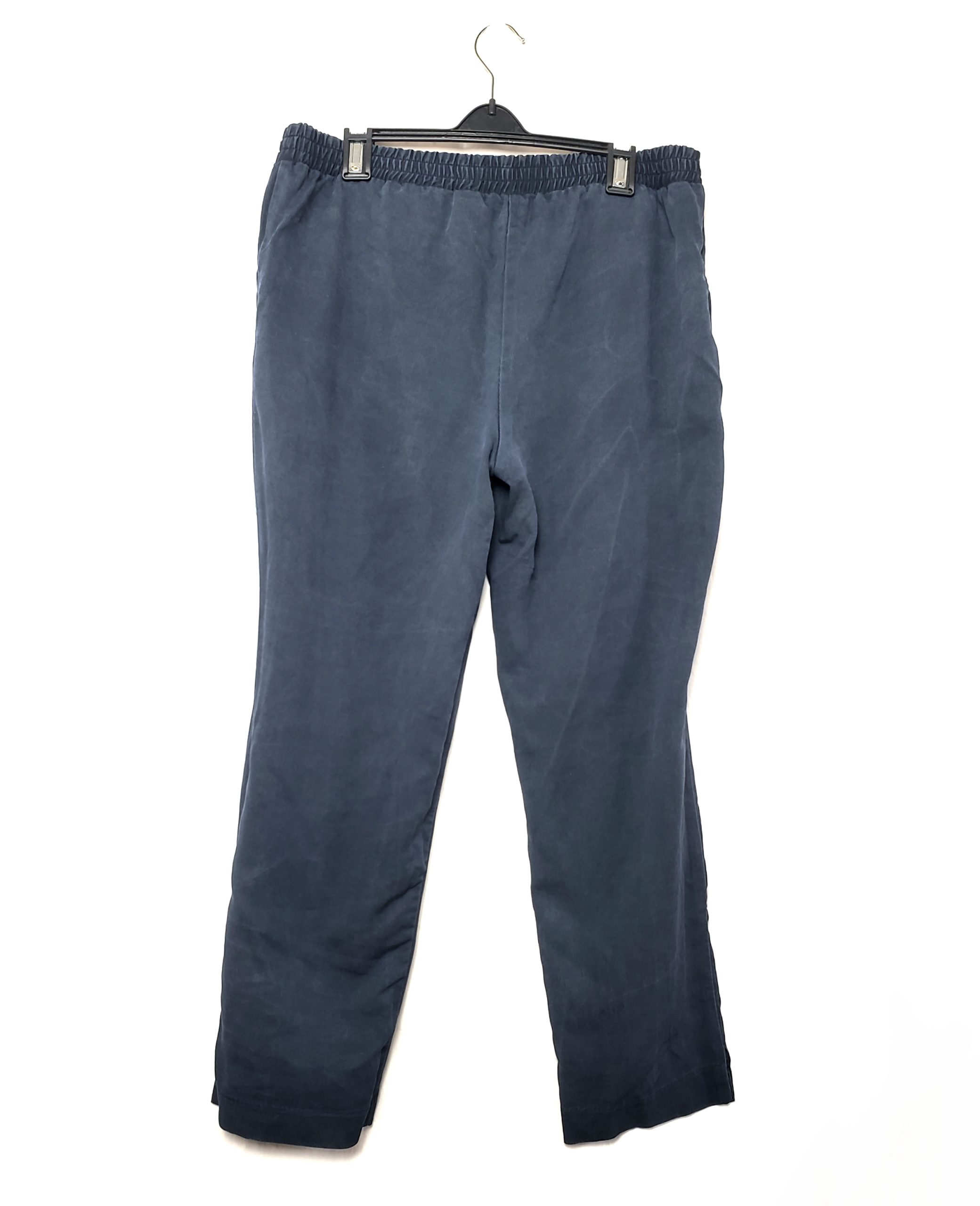 Стильні темно-сині брюки з ліоцелу - елегантний модний тренд для сучасної жінки 2 Стильні темно-сині брюки з ліоцелу - елегантний модний тренд для сучасної жінки - Зображення 2