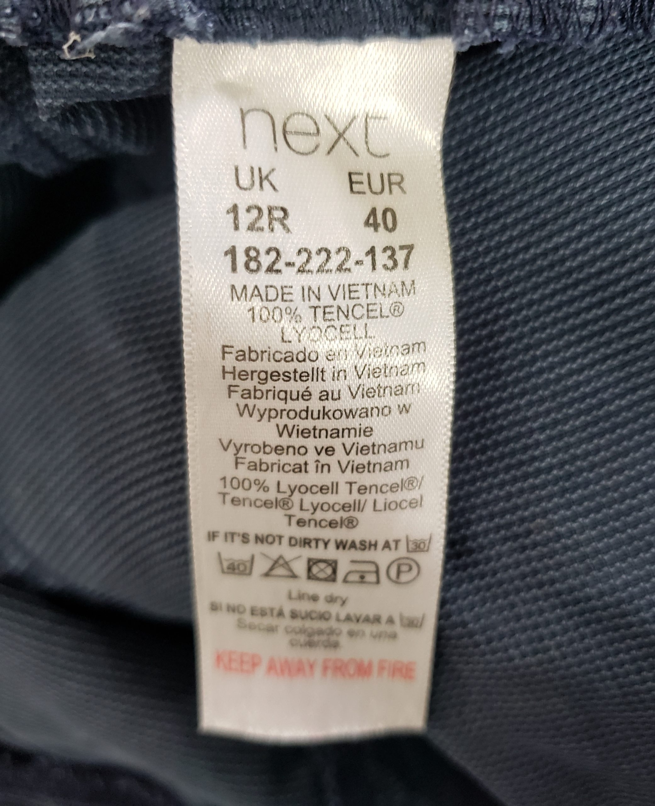 Стильні темно-сині брюки з ліоцелу - елегантний модний тренд для сучасної жінки 8 Стильні темно-сині брюки з ліоцелу - елегантний модний тренд для сучасної жінки - Зображення 8