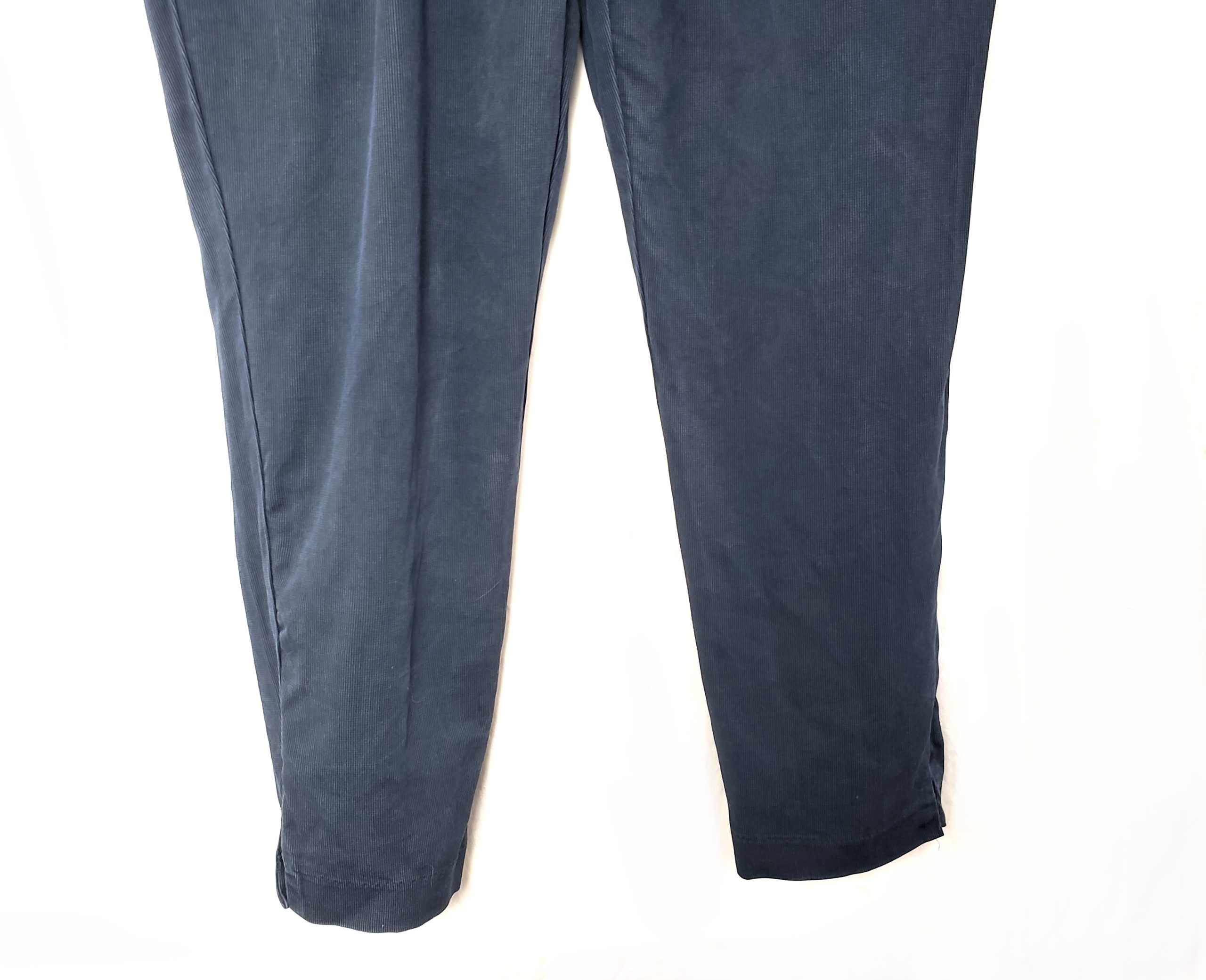 Стильні темно-сині брюки з ліоцелу - елегантний модний тренд для сучасної жінки 6 Стильні темно-сині брюки з ліоцелу - елегантний модний тренд для сучасної жінки - Зображення 6