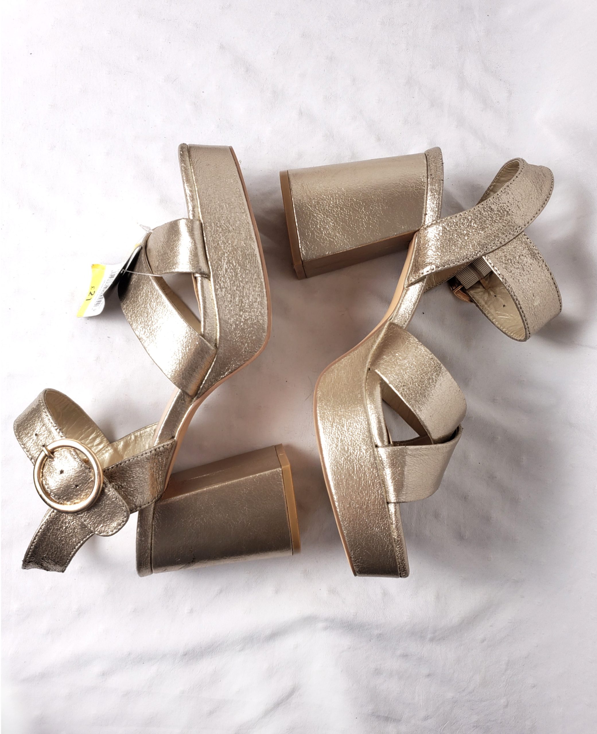 Золоті літні босоніжки на каблуку 9 см розмір 39 з еко-шкіри - стильне жіноче взуття 3 Золоті літні босоніжки на каблуку 9 см розмір 39 з еко-шкіри - стильне жіноче взуття - Зображення 3