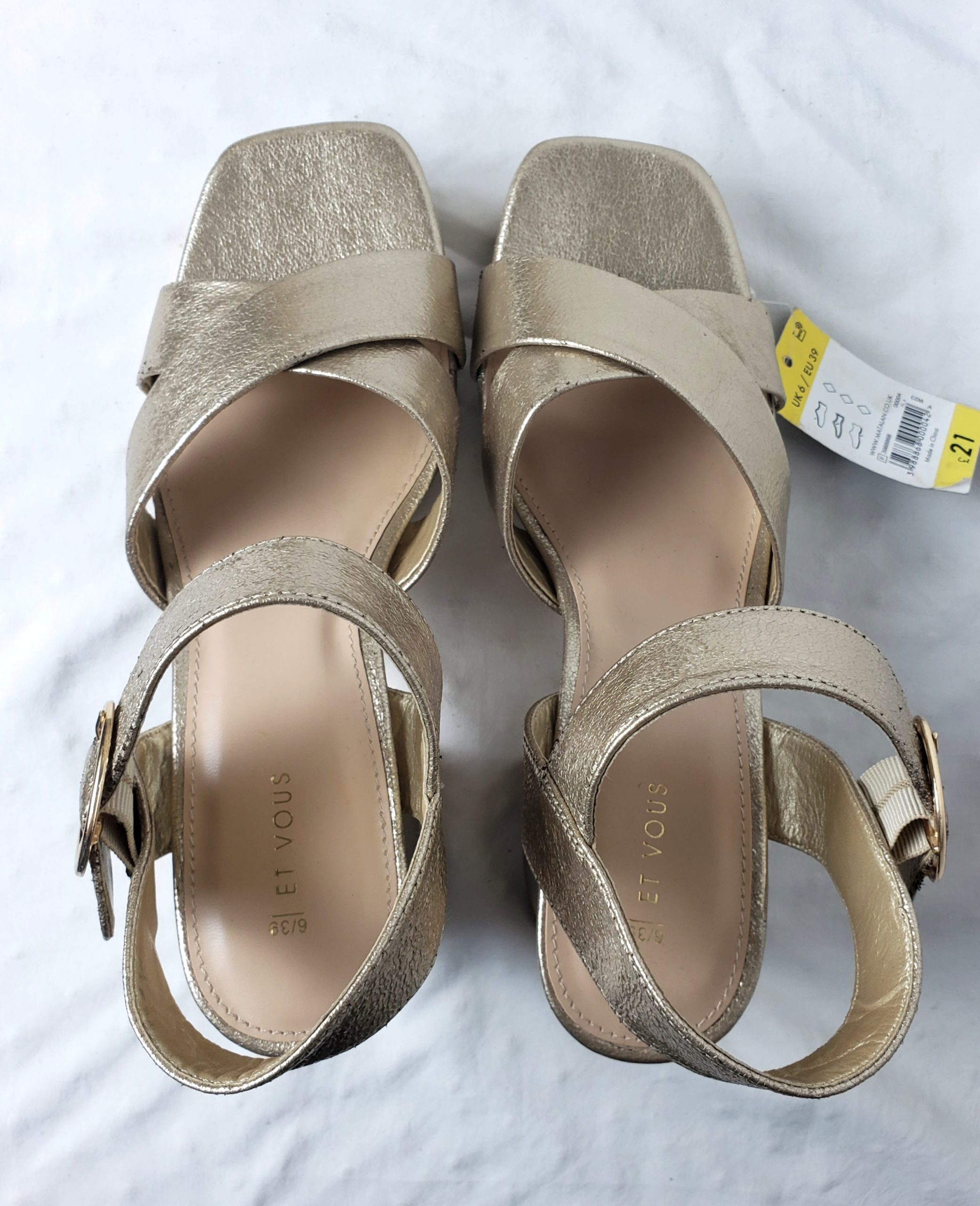 Золоті літні босоніжки на каблуку 9 см розмір 39 з еко-шкіри - стильне жіноче взуття 2 Золоті літні босоніжки на каблуку 9 см розмір 39 з еко-шкіри - стильне жіноче взуття - Зображення 2