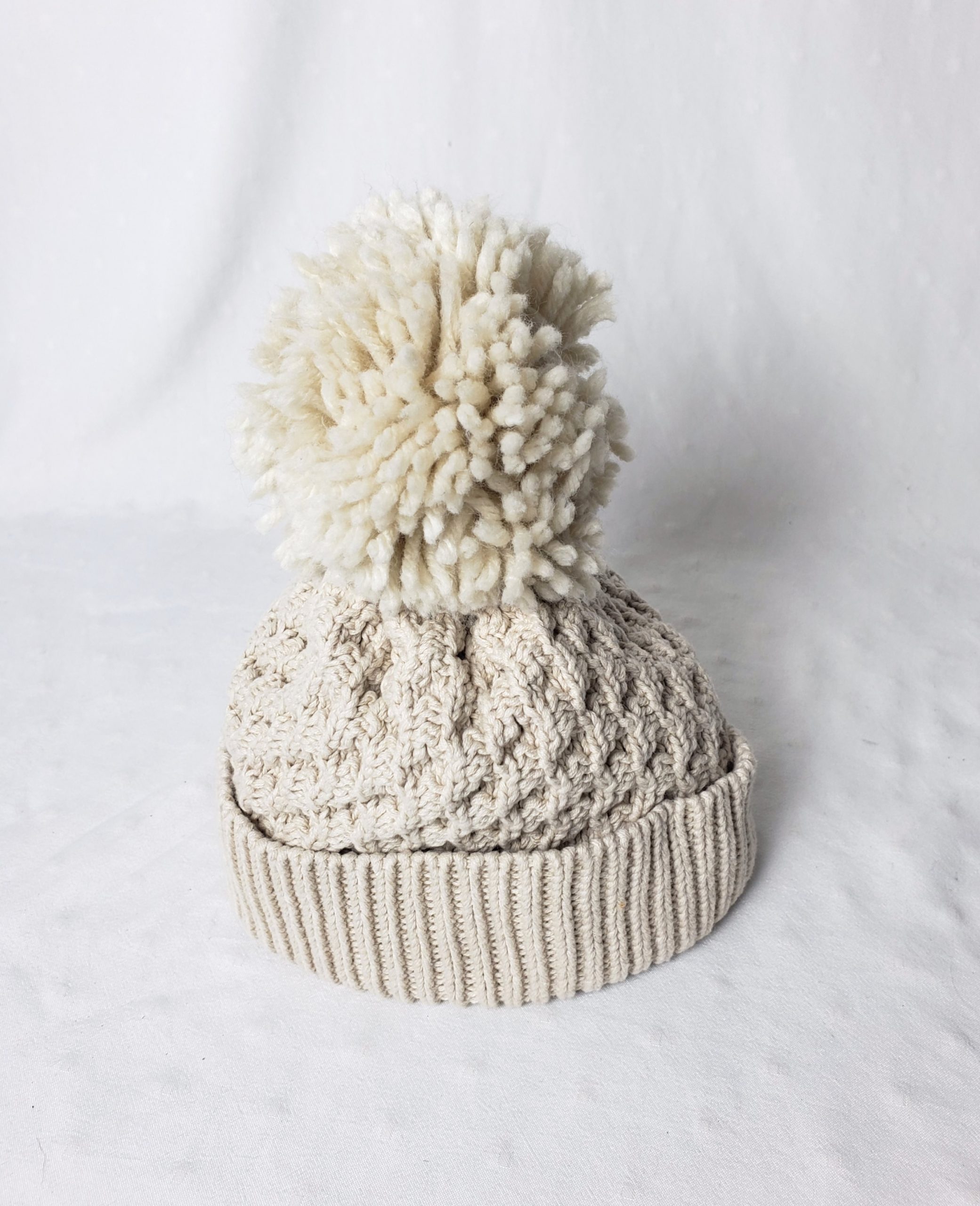 Стильна дитяча шапочка NEXT 0-3 міс - Елегантний бежевий аксесуар з помпоном 2 Стильна дитяча шапочка NEXT 0-3 міс - Елегантний бежевий аксесуар з помпоном - Зображення 2