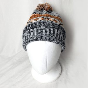 Стильна акрилова шапка з помпоном - зимовий аксесуар для щоденного носіння