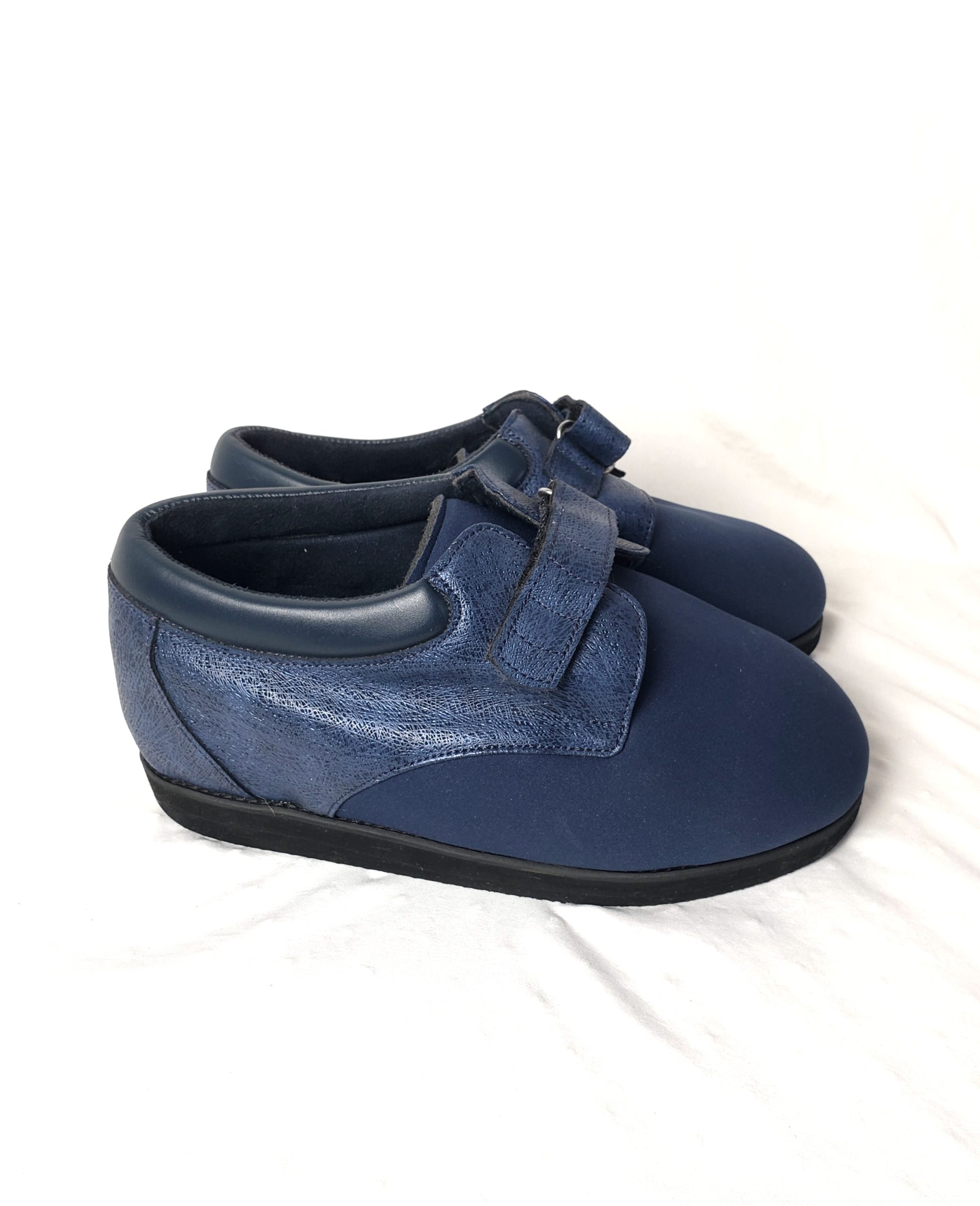 Синє ортопедичне взуття для щоденного комфорту - всесезонна модель з текстилю та гуми 2 Синє ортопедичне взуття для щоденного комфорту - всесезонна модель з текстилю та гуми - Зображення 2