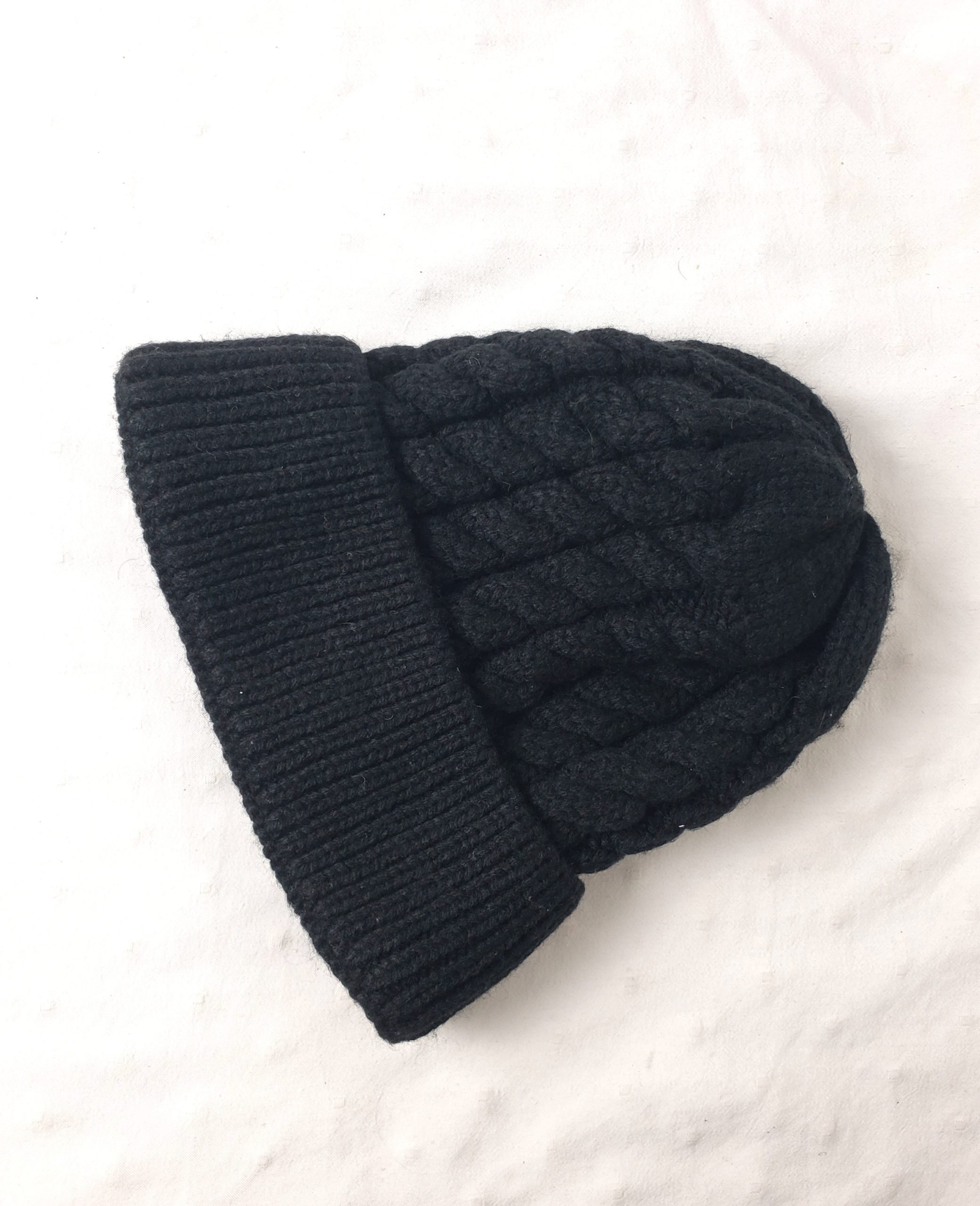Стильна чорна в'язана шапка для дітей 0-4 роки - елегантний акриловий аксесуар ідеального стану 1 Стильна чорна в'язана шапка для дітей 0-4 роки - елегантний акриловий аксесуар ідеального стану