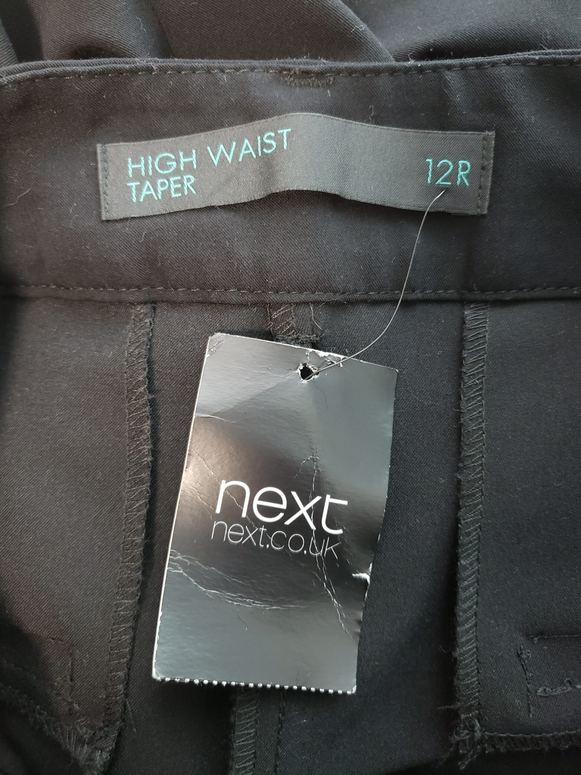 Чорні класичні брюки з високою талією для офісу та повсякденного носіння - ідеальний базовий гардероб 8 Чорні класичні брюки з високою талією для офісу та повсякденного носіння - ідеальний базовий гардероб - Зображення 8