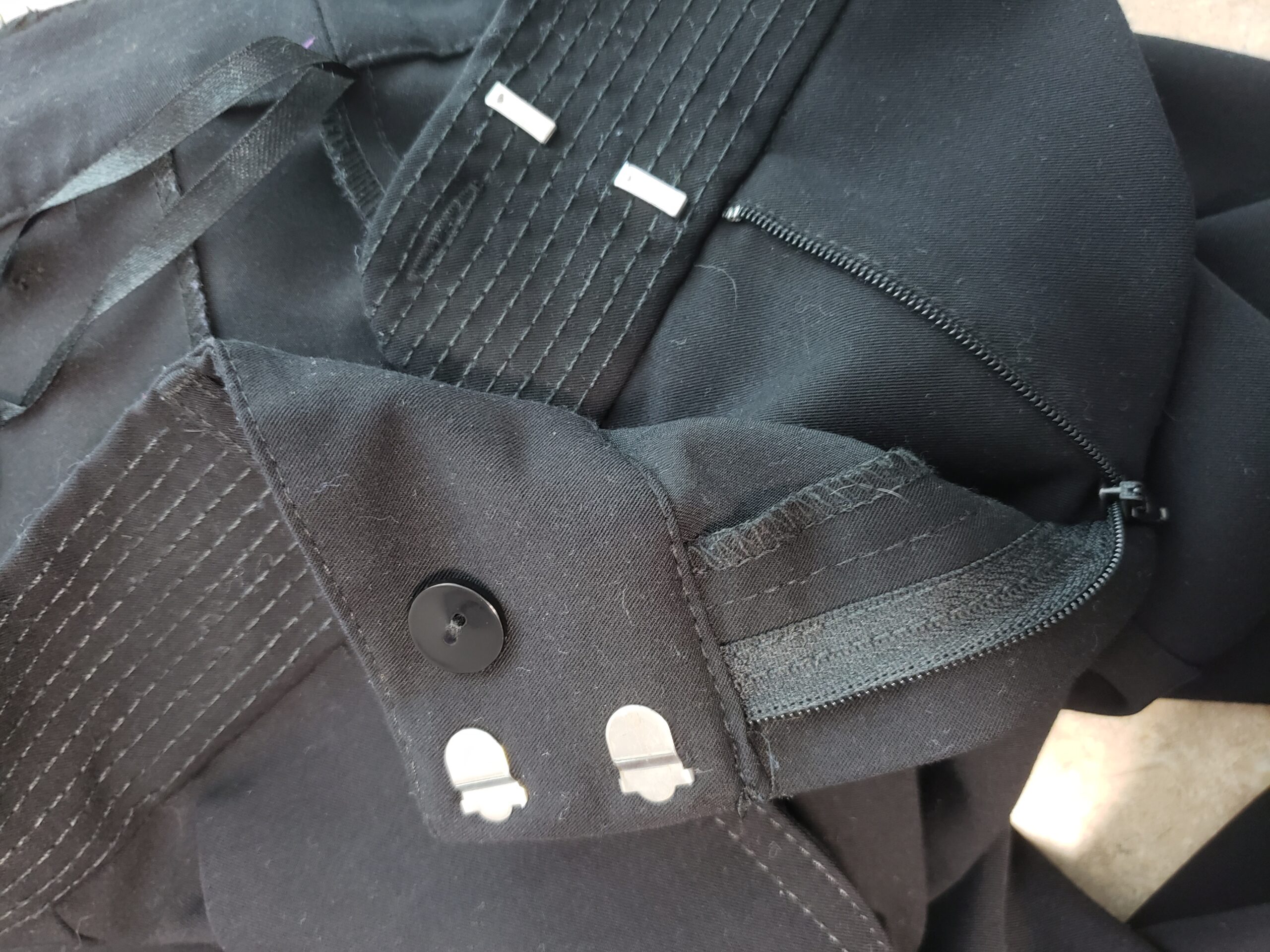 Чорні класичні брюки з високою талією для офісу та повсякденного носіння - ідеальний базовий гардероб 7 Чорні класичні брюки з високою талією для офісу та повсякденного носіння - ідеальний базовий гардероб - Зображення 7