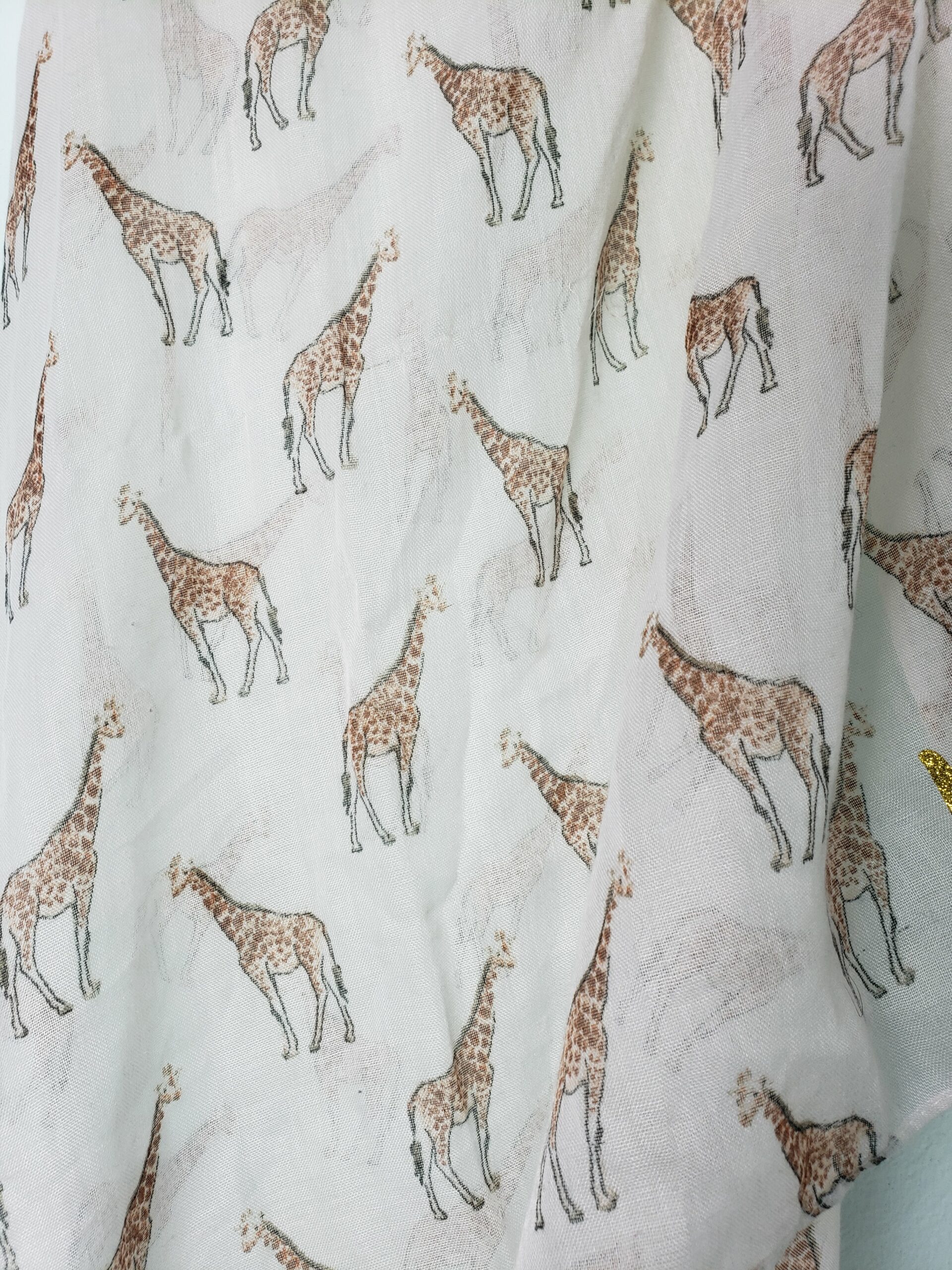 Бежевий шарф з принтом жирафів - стильний аксесуар для повсякденного образу 4 Бежевий шарф з принтом жирафів - стильний аксесуар для повсякденного образу - Зображення 4