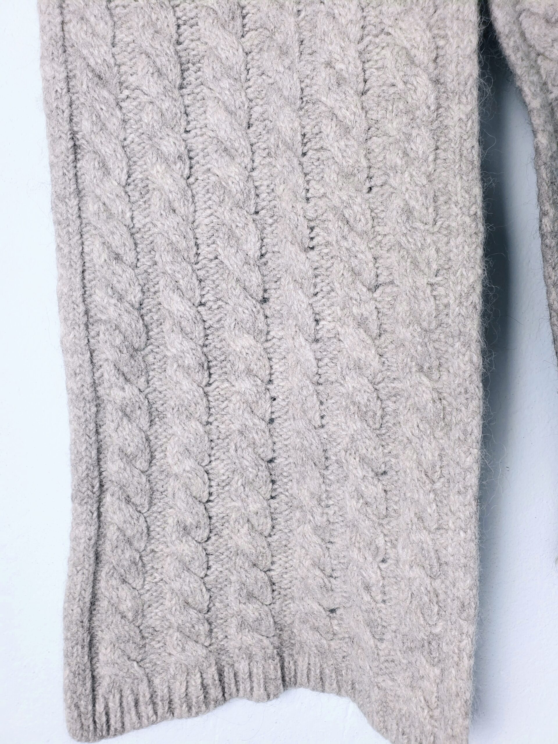 Стильний сірий шарф Thomas Pink з косами - елегантний аксесуар преміум класу 4 Стильний сірий шарф Thomas Pink з косами - елегантний аксесуар преміум класу - Зображення 4