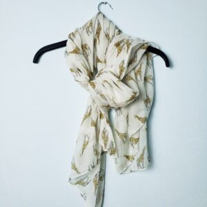 Бежевий шарф з принтом жирафів - стильний аксесуар для повсякденного образу