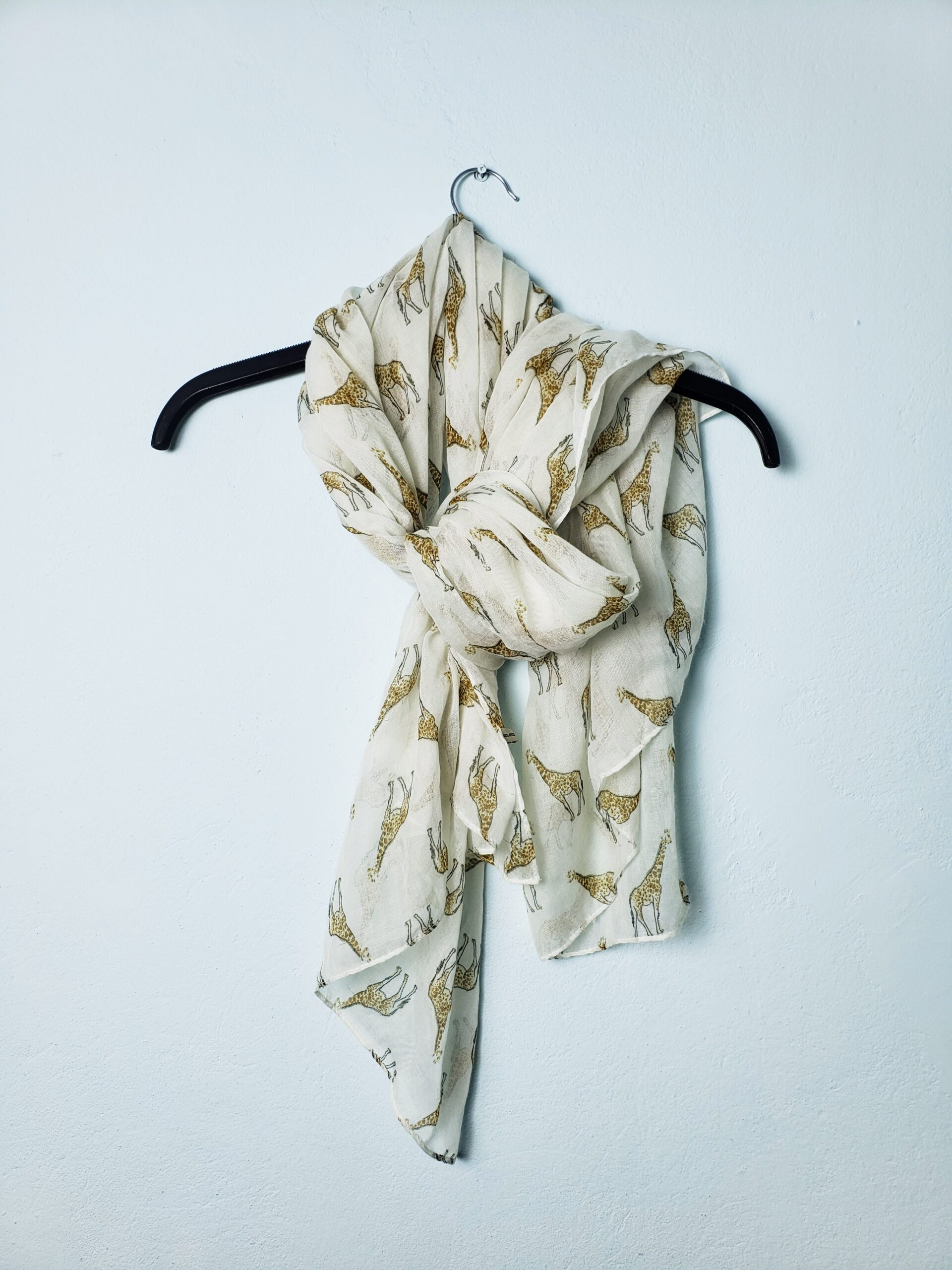 Бежевий шарф з принтом жирафів - стильний аксесуар для повсякденного образу 1 Бежевий шарф з принтом жирафів - стильний аксесуар для повсякденного образу