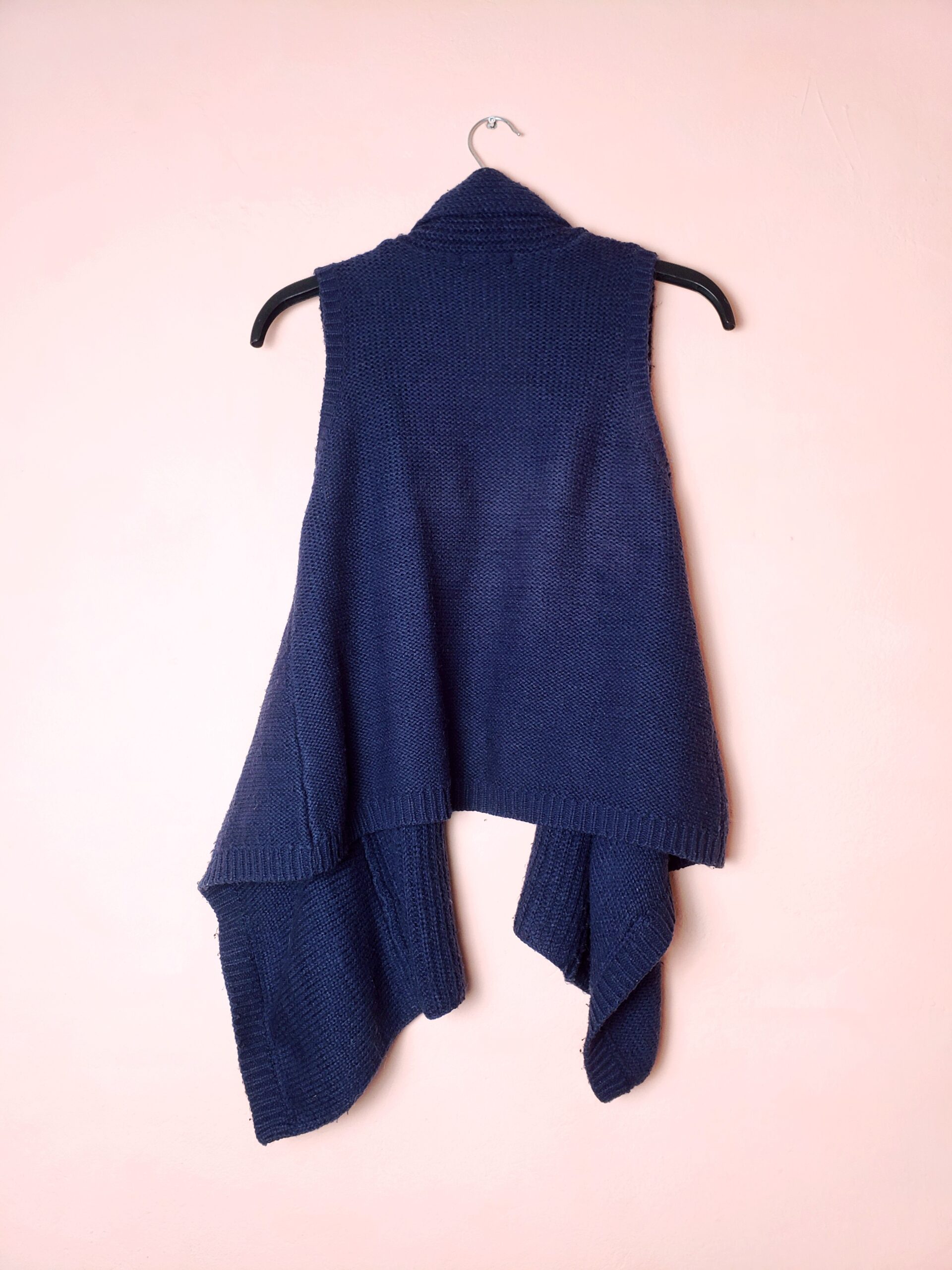 Темно-фіолетовий акриловий жилет без рукавів - стильний кардиган 3 Темно-фіолетовий акриловий жилет без рукавів - стильний кардиган - Зображення 3