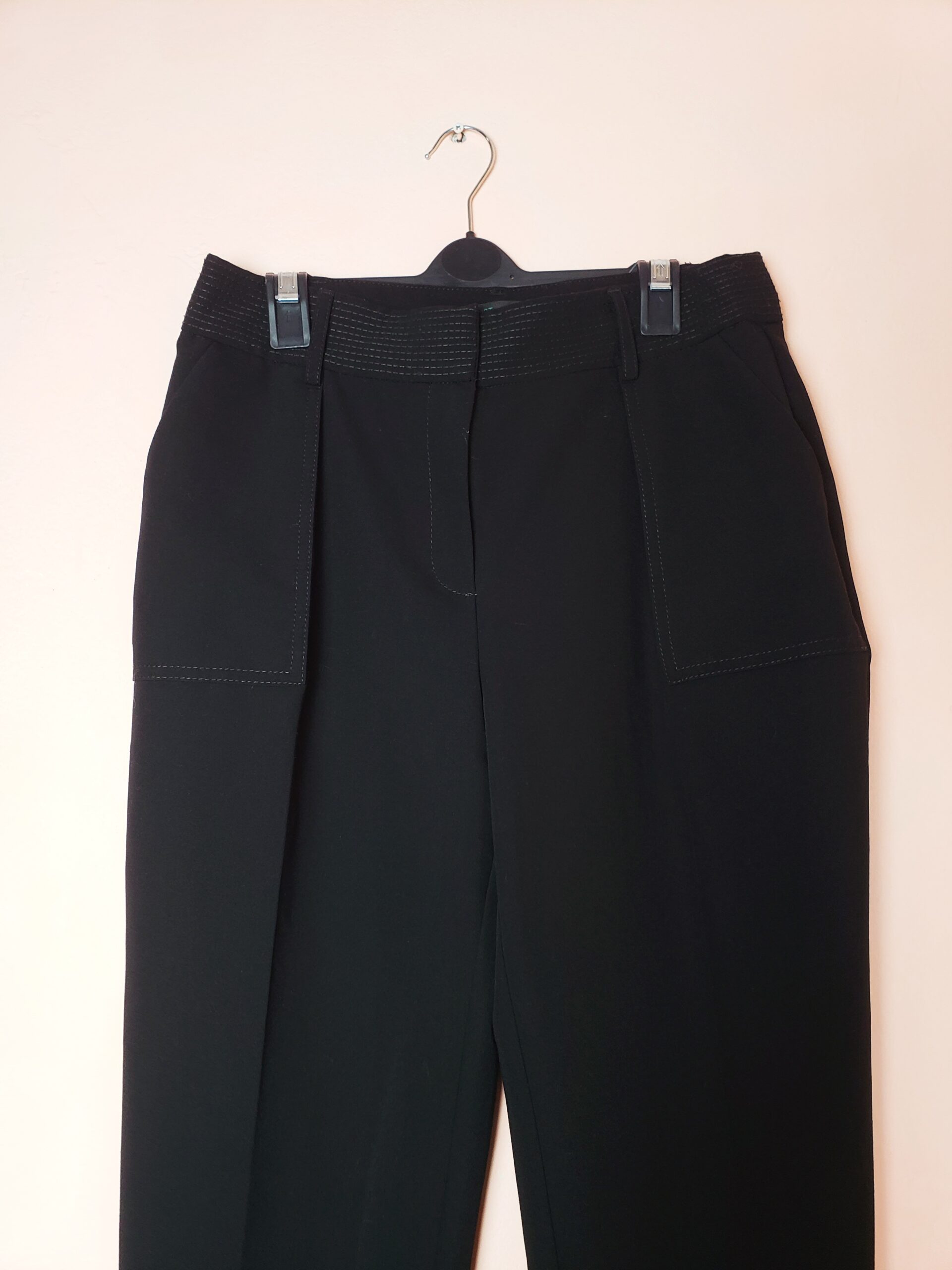 Чорні класичні брюки з високою талією для офісу та повсякденного носіння - ідеальний базовий гардероб 4 Чорні класичні брюки з високою талією для офісу та повсякденного носіння - ідеальний базовий гардероб - Зображення 4