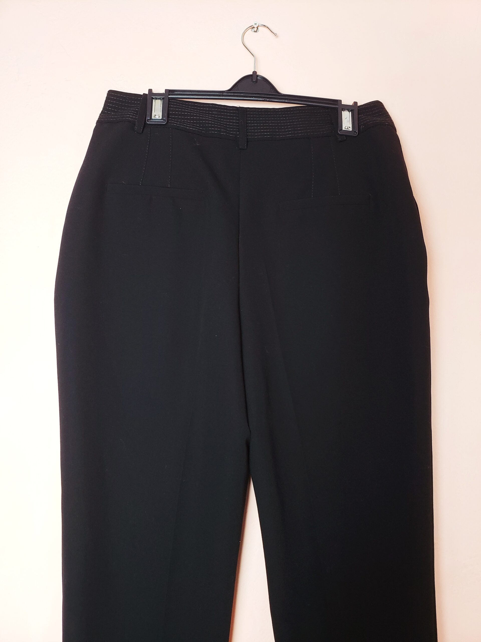 Чорні класичні брюки з високою талією для офісу та повсякденного носіння - ідеальний базовий гардероб 3 Чорні класичні брюки з високою талією для офісу та повсякденного носіння - ідеальний базовий гардероб - Зображення 3