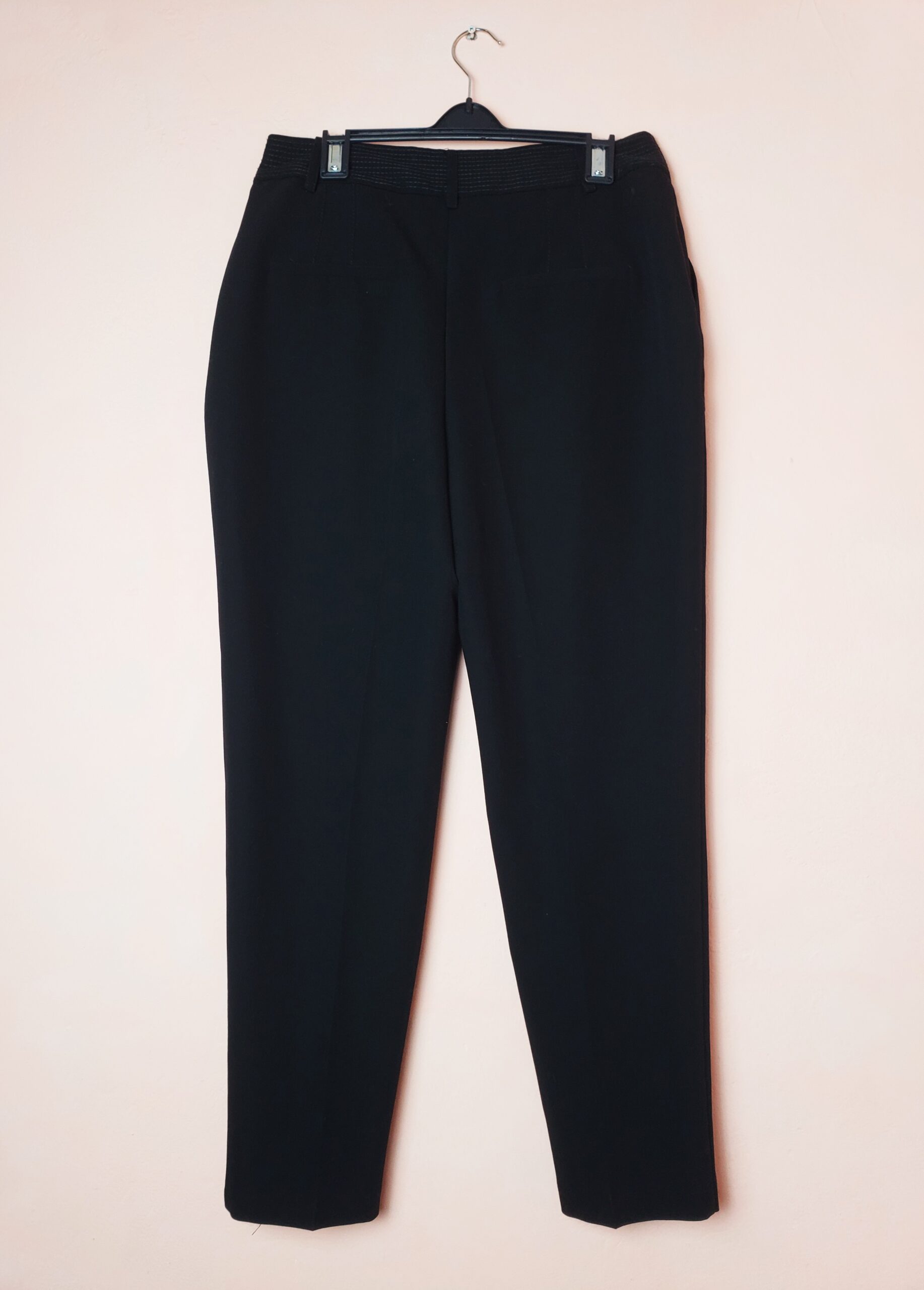 Чорні класичні брюки з високою талією для офісу та повсякденного носіння - ідеальний базовий гардероб 2 Чорні класичні брюки з високою талією для офісу та повсякденного носіння - ідеальний базовий гардероб - Зображення 2